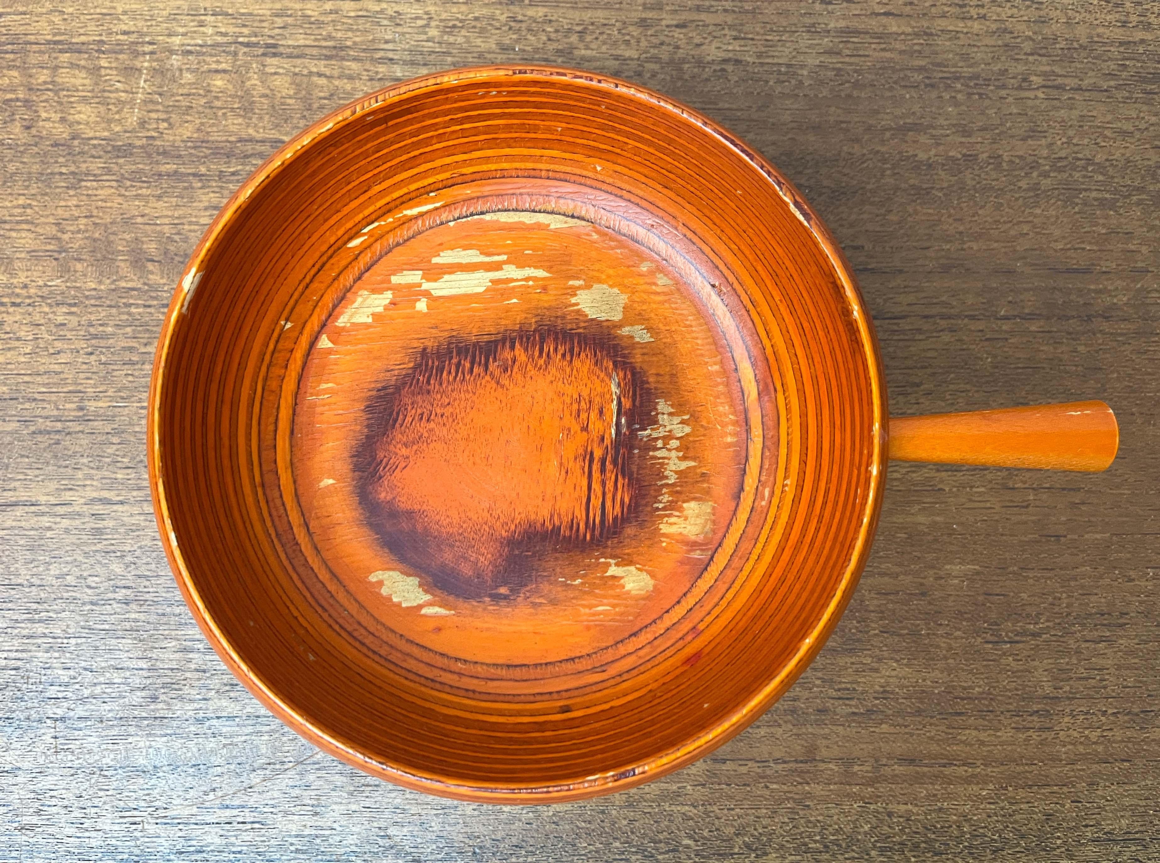 Orangefarbene Dreibeinschale aus der Mitte des Jahrhunderts aus Holz von Paavo Asikainen Finnland 1960er Jahre im Angebot 1