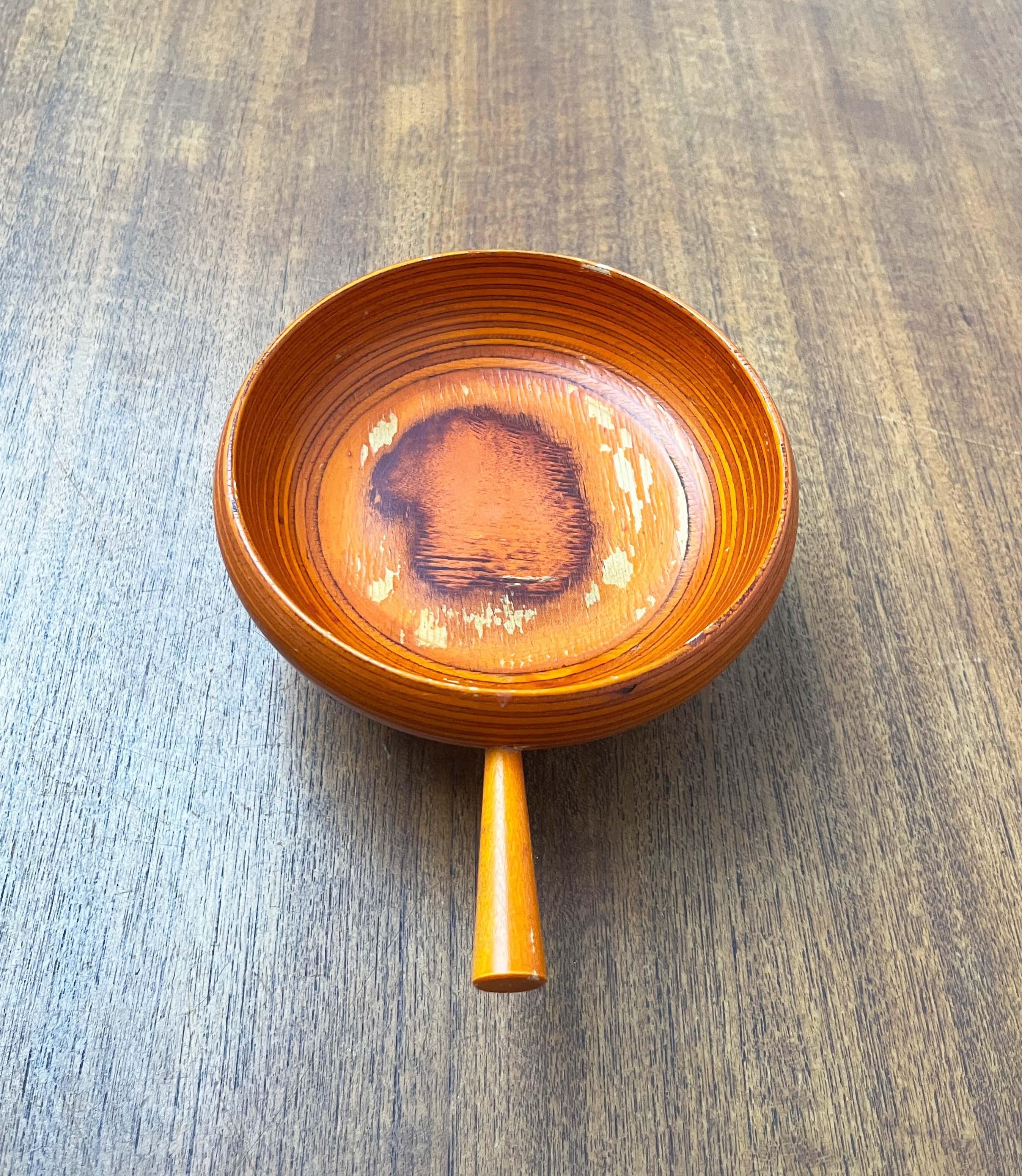 Orangefarbene Dreibeinschale aus der Mitte des Jahrhunderts aus Holz von Paavo Asikainen Finnland 1960er Jahre im Angebot 2