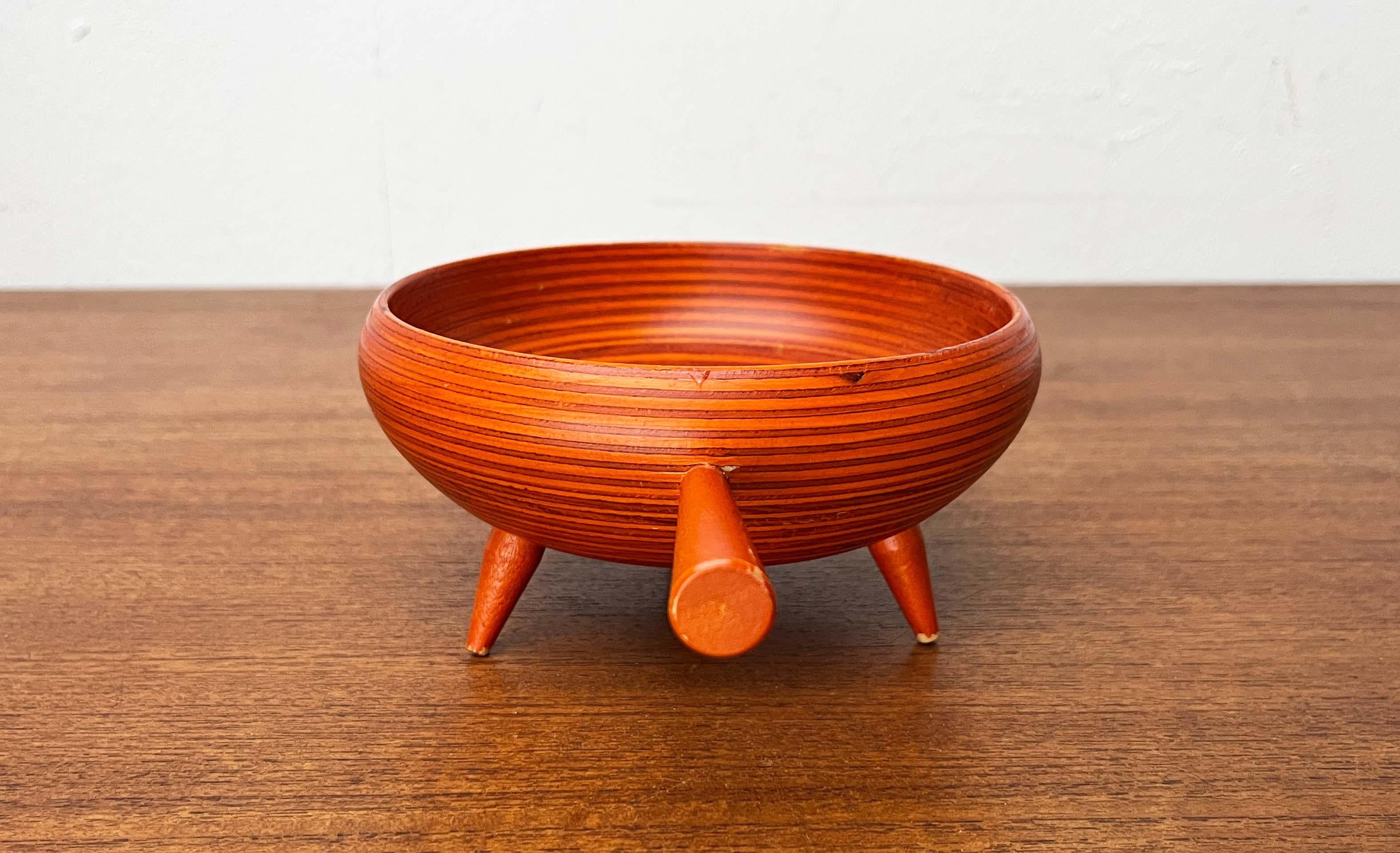Orangefarbene Dreibeinschale aus der Mitte des Jahrhunderts aus Holz von Paavo Asikainen Finnland 1960er Jahre im Angebot 3