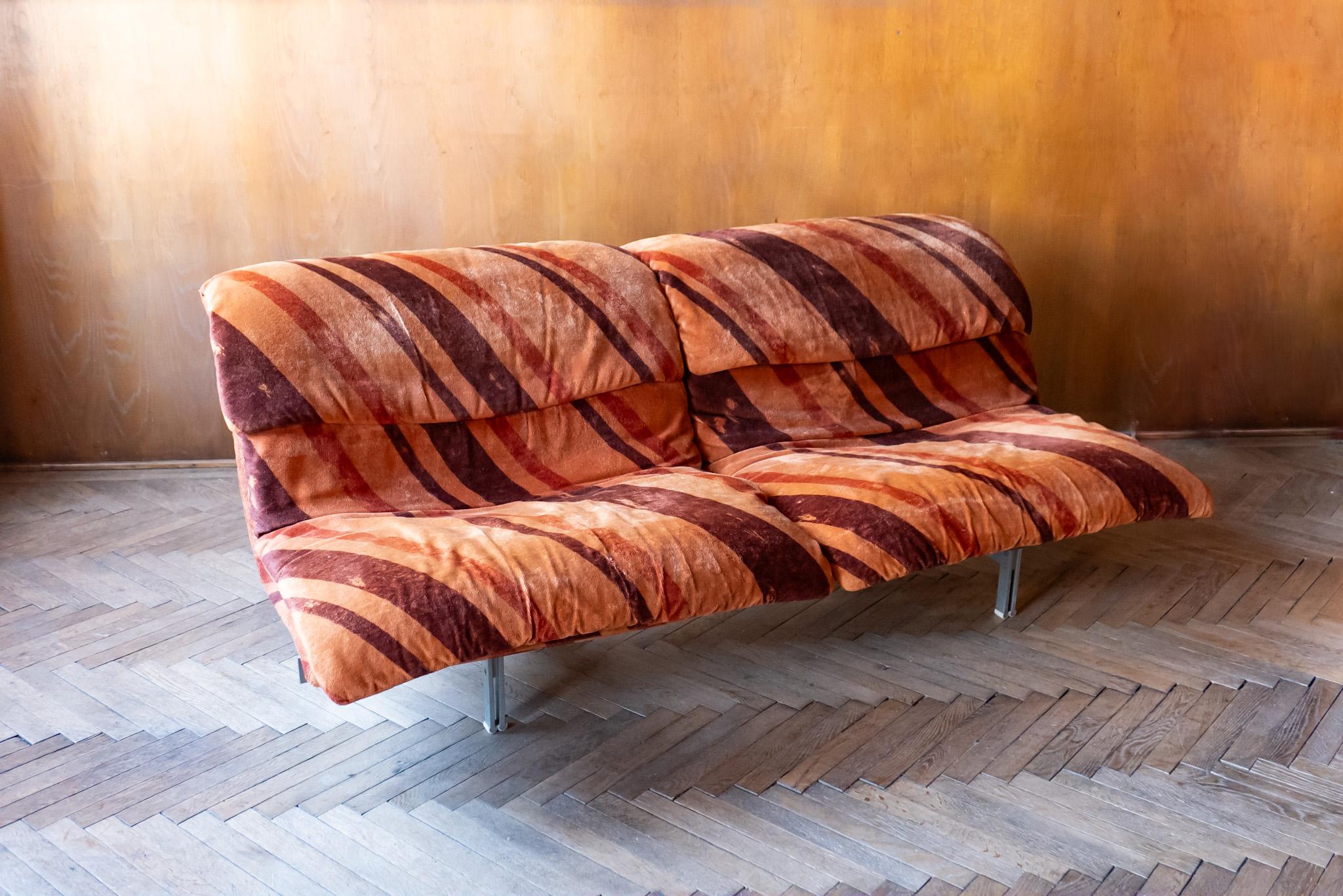 Canapé en velours orange, style moderne du milieu du siècle, par Gianni Offredi pour Saporiti, Italie, 1970.

Conçu en 1974 par Giovanni Offredi, ce canapé à deux places 