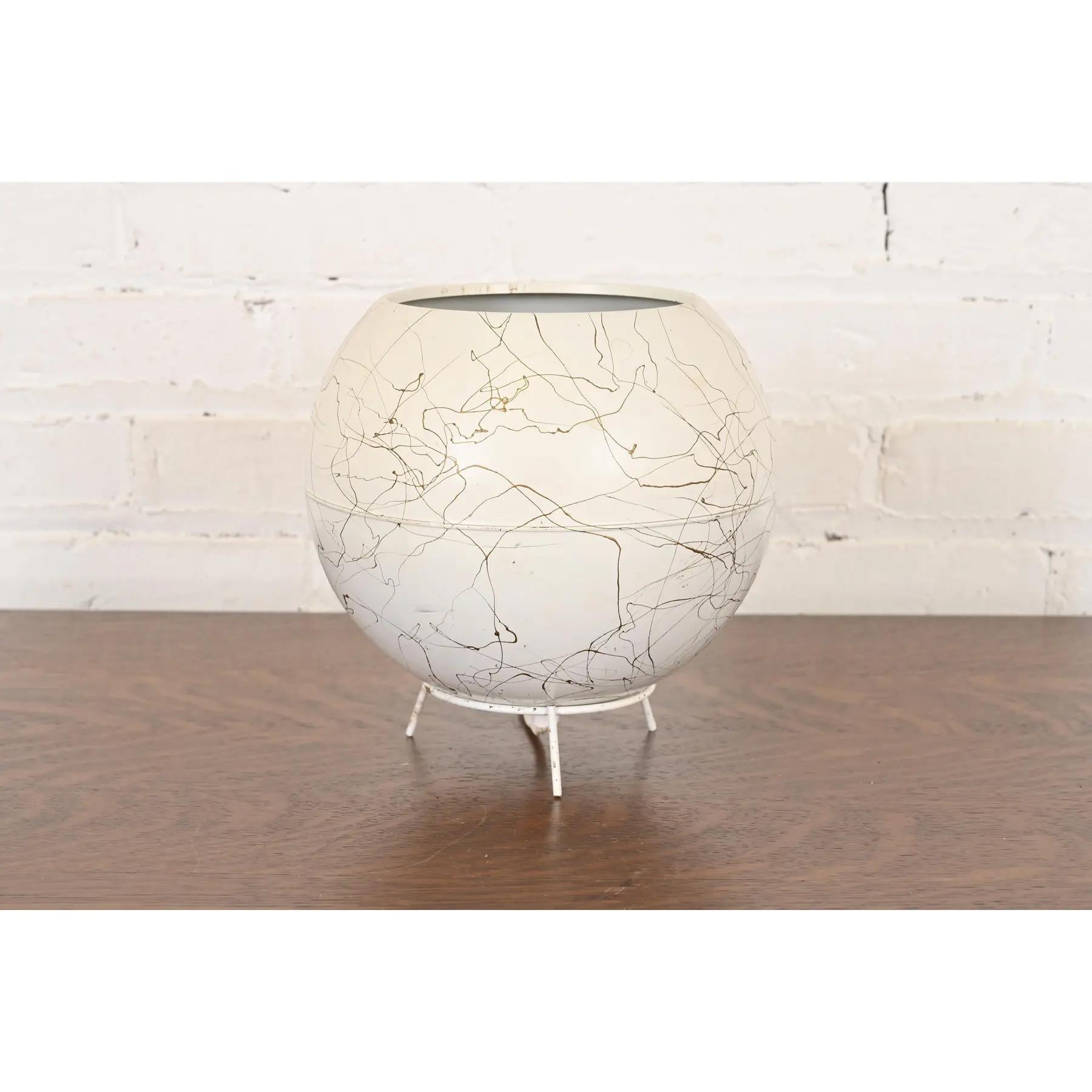 Una lampada da scrivania o da tavolo a forma di bulbo oculare unica nel suo genere, in stile Mid-Century Modern

USA, Circa anni '50

Misure: 7,5
