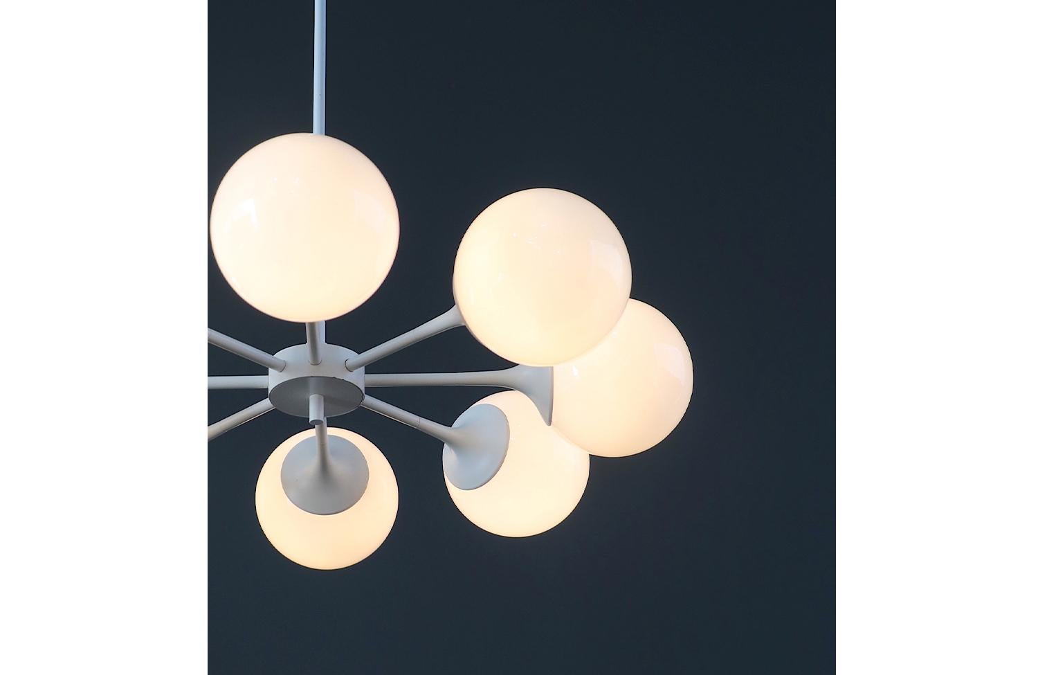 Araña Orb Sputnik moderna de mediados de siglo by Lightolier en Excelente estado para la venta en Los Angeles, CA