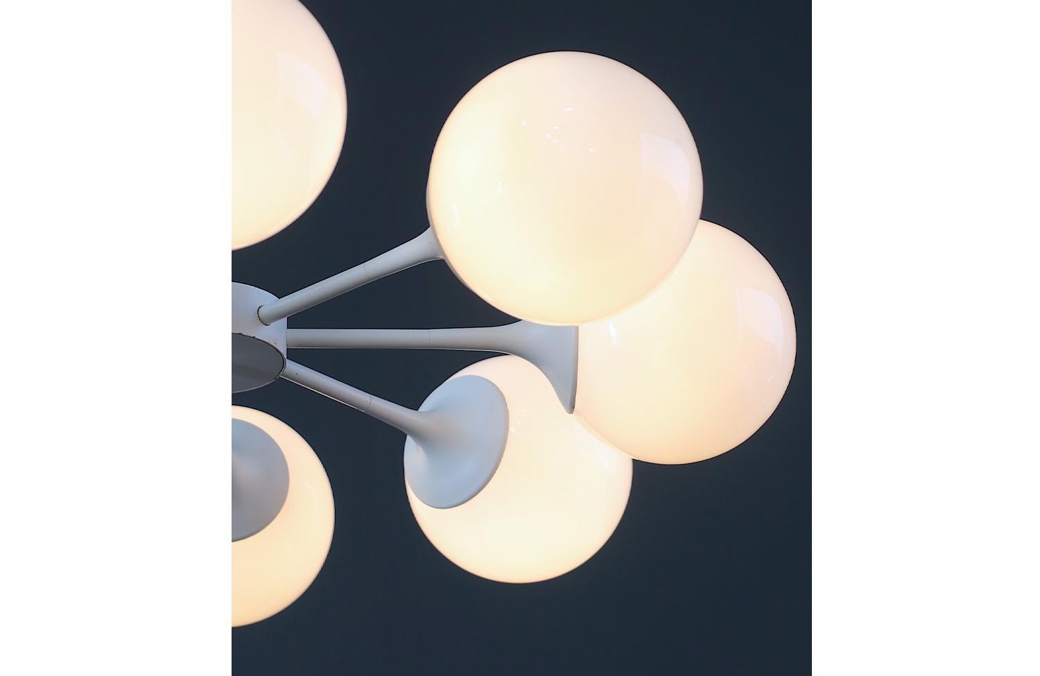 Araña Orb Sputnik moderna de mediados de siglo by Lightolier mediados del siglo XX en venta