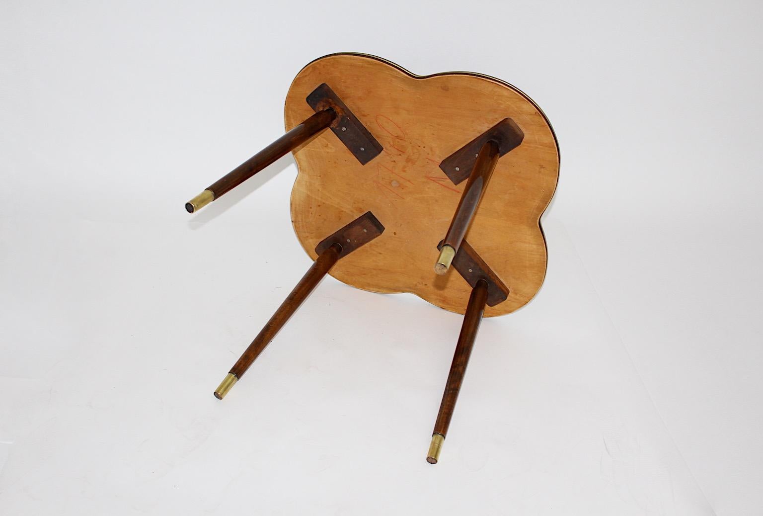 Tavolino organico a quadrifoglio della metà del secolo scorso in noce e ottone, circa 1950, Vienna in vendita 6