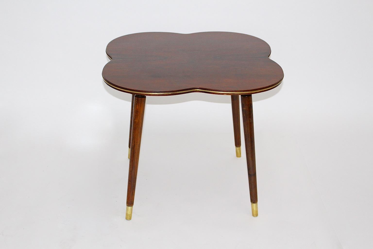 Mid-Century moderno Tavolino organico a quadrifoglio della metà del secolo scorso in noce e ottone, circa 1950, Vienna in vendita