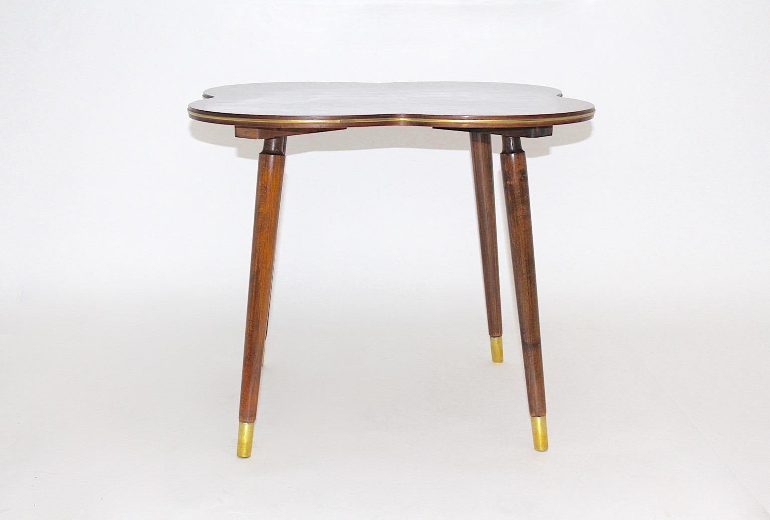 Austriaco Tavolino organico a quadrifoglio della metà del secolo scorso in noce e ottone, circa 1950, Vienna in vendita