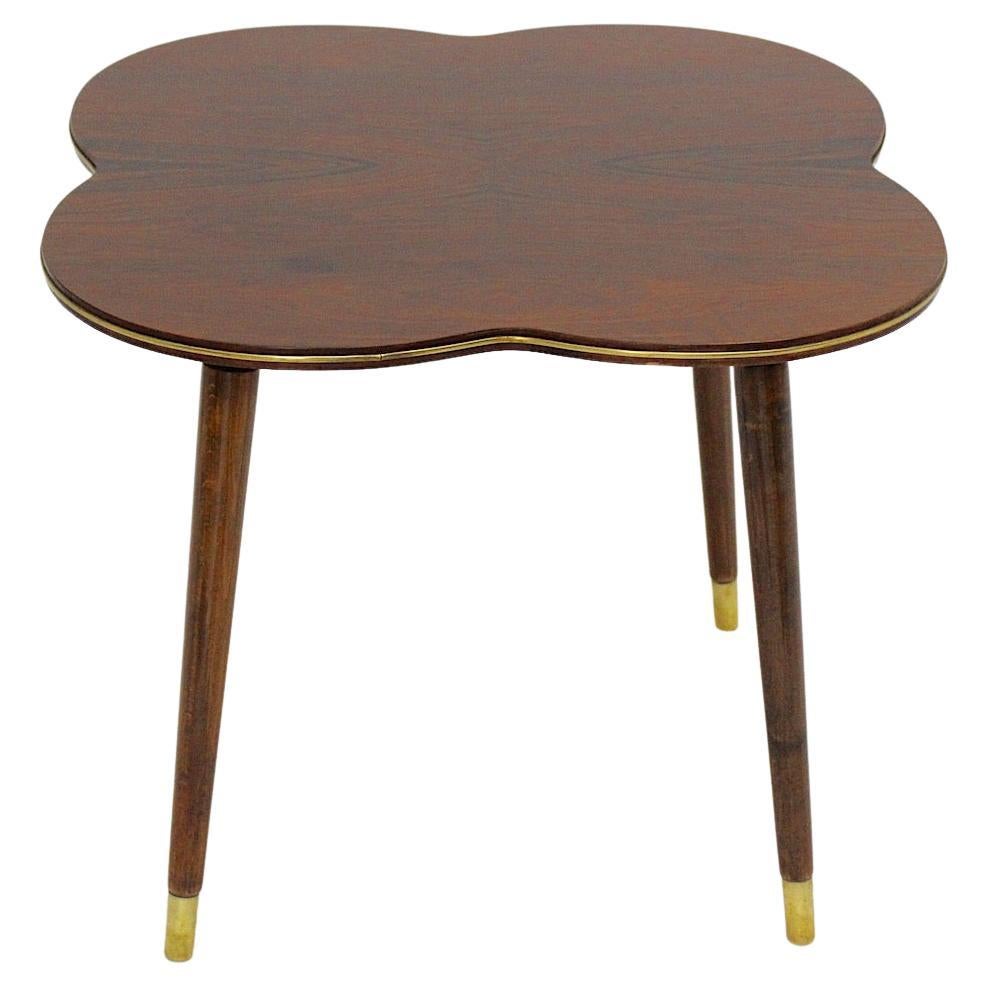 Mid Century Modern Organic Clover Leaf Beistelltisch Nussbaum Messing um 1950 Wien im Angebot