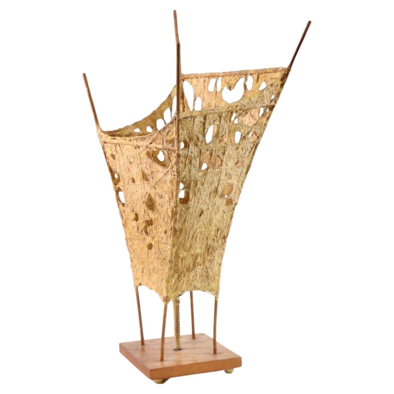 Lampada con struttura in teak Craft, un pezzo unico di design organico del Mid-Century Modern, con paralume in cartapesta tessile. Firmato e datato dall'artista creatore nel 1969. 

Utilizza una lampadina Edison standard a basso watt 

Misura 26,5