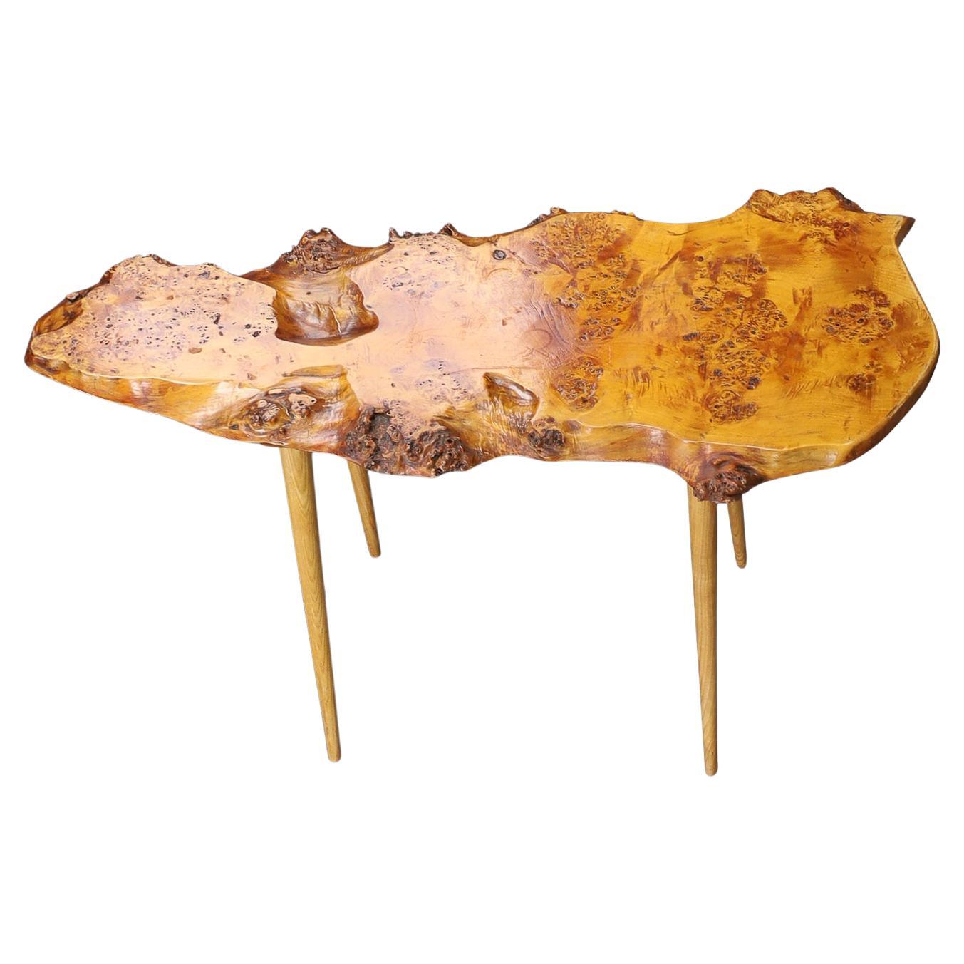 Mesa auxiliar orgánica de madera de burl de mediados de siglo con cuatro patas, Francia