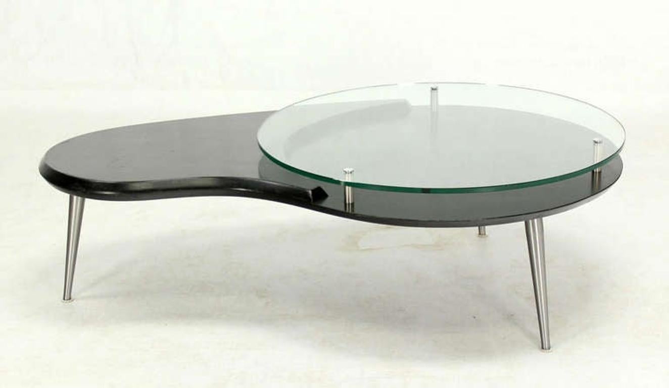 Table basse à plateau de verre surélevé en forme de rein, laquée noir, mid century modern c1960s vintage.