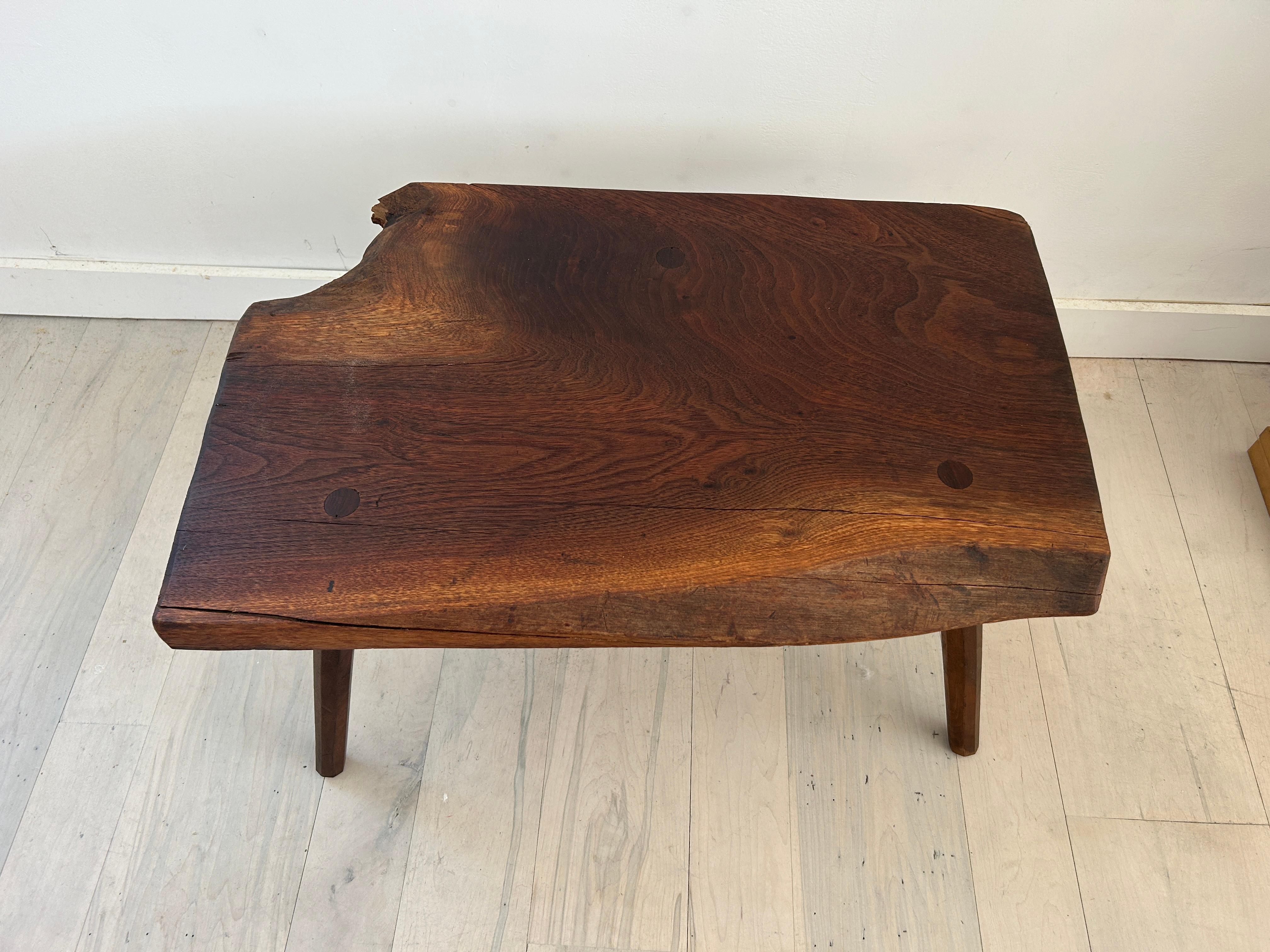 Mid-Century Modern Organic live edge studio Craft Walnut 3 leg stool or Bench. Belle section de dalle de noyer noir avec 3 pieds sculptés en hexagone avec une jointure à travers la dalle. La dalle a une épaisseur de 2