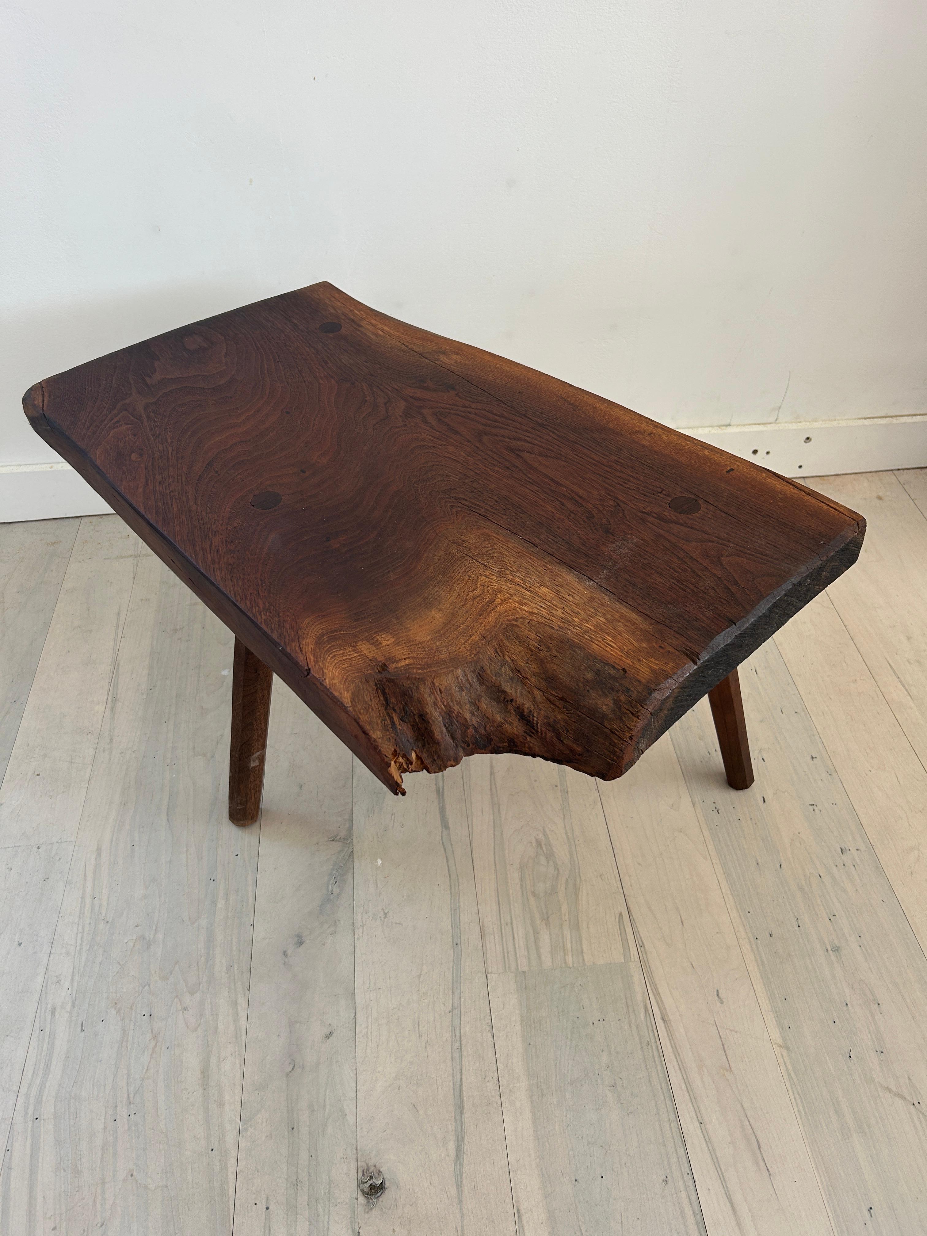 Mid-Century Modern Organic Live Edge Studio Craft Walnut 3 Leg Stool or Bench In Good Condition For Sale In BROOKLYN, NY