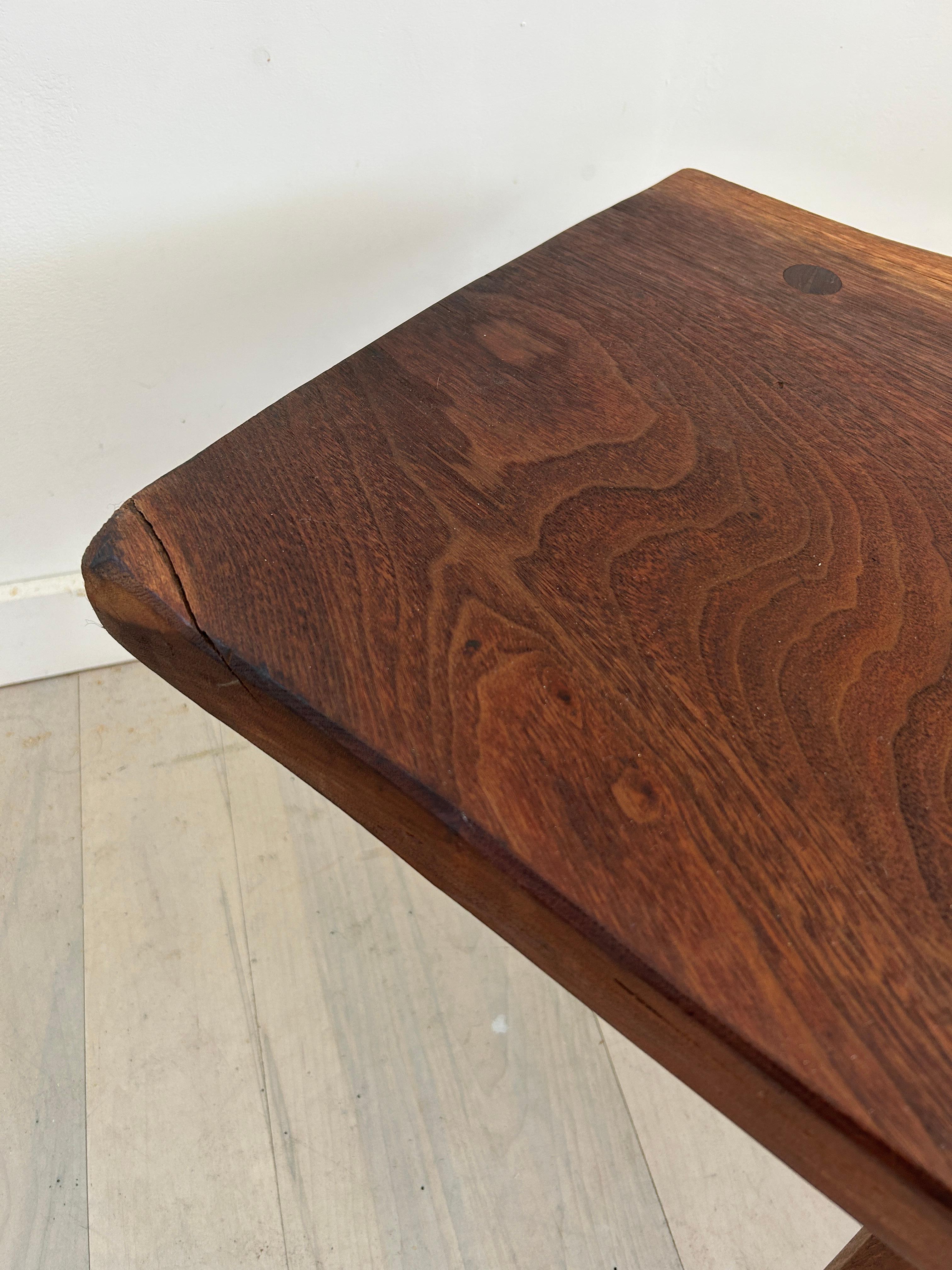 Noyer Banc ou tabouret à 3 pieds en noyer de Studio Craft, de style The Moderns en vente
