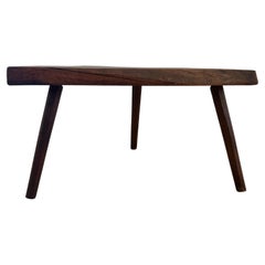 Taburete o banco de 3 patas de madera de nogal orgánico de borde vivo Studio Craft moderno de mediados de siglo