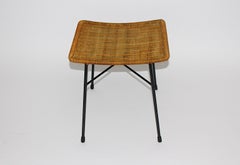 Moderner organischer Rattanhocker oder Ottomane aus schwarzem Metall aus der Mitte des Jahrhunderts, 1950er Jahre, Österreich