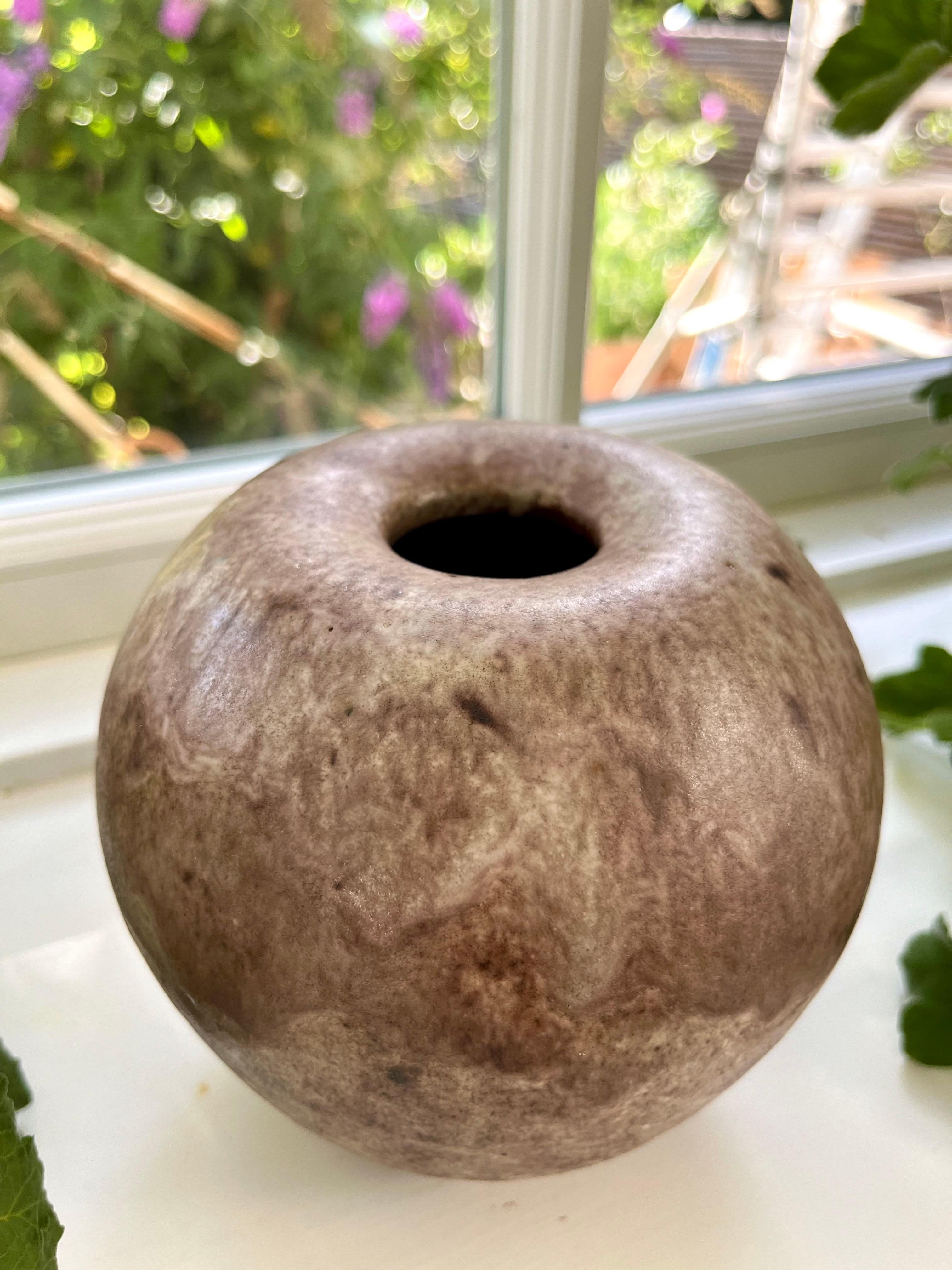 Moderne organische runde Vase aus Steinzeug, Dänemark, 1960er Jahre (Handgefertigt) im Angebot