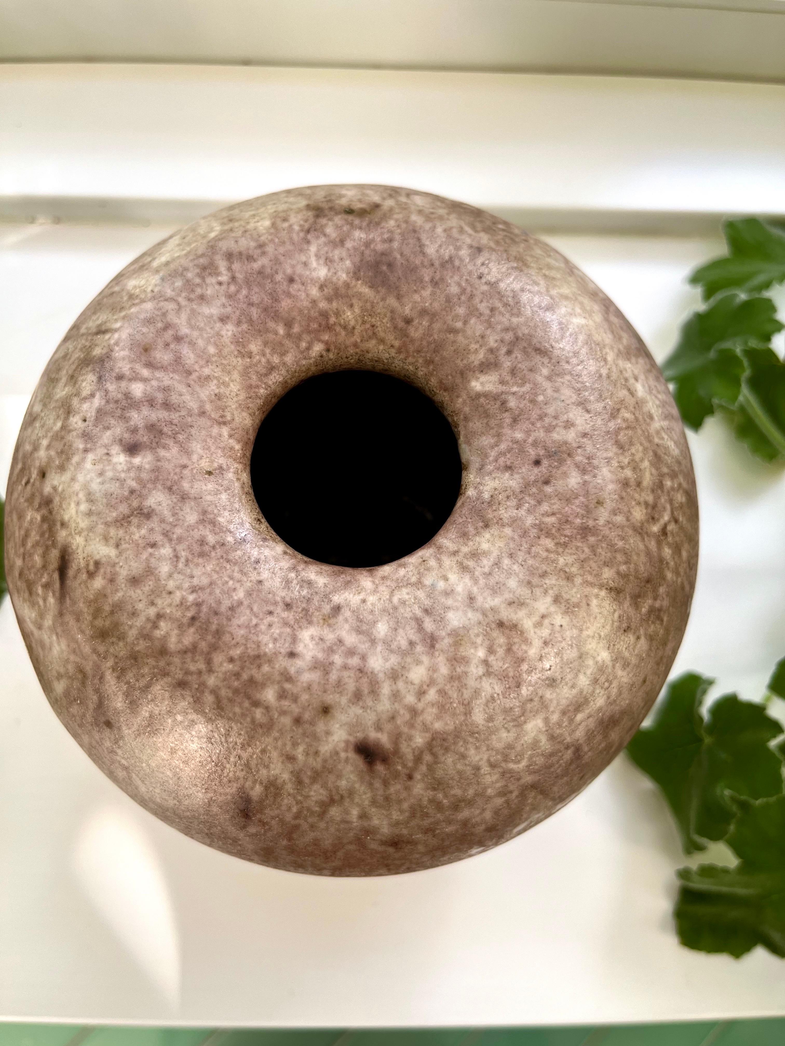 Moderne organische runde Vase aus Steinzeug, Dänemark, 1960er Jahre (20. Jahrhundert) im Angebot