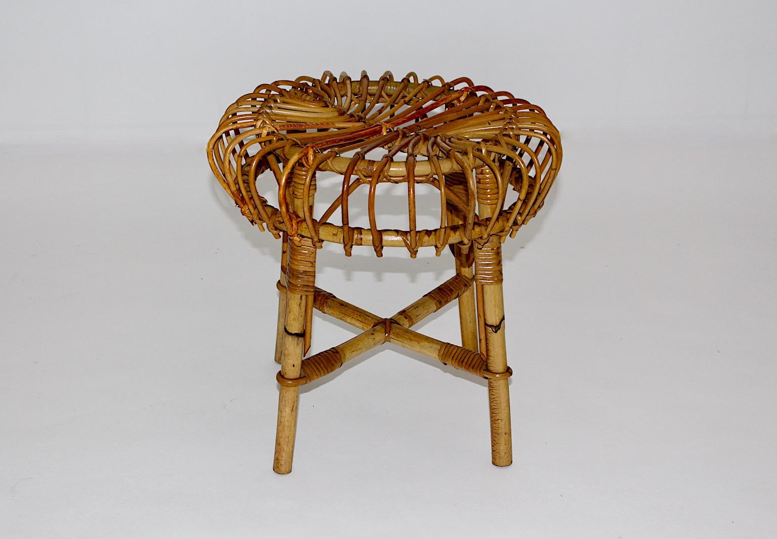 Mid-Century Modern Organic Sculptural Vintage Rattan Stool, 1960s, Italy In Good Condition For Sale In Vienna, AT