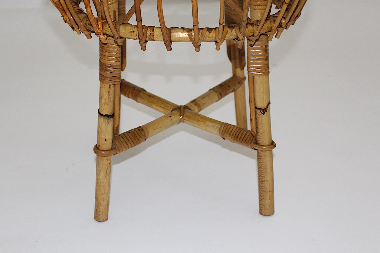 Mid-Century Modern Organic Sculptural Vintage Rattan Stool, 1960s, Italy For Sale 2