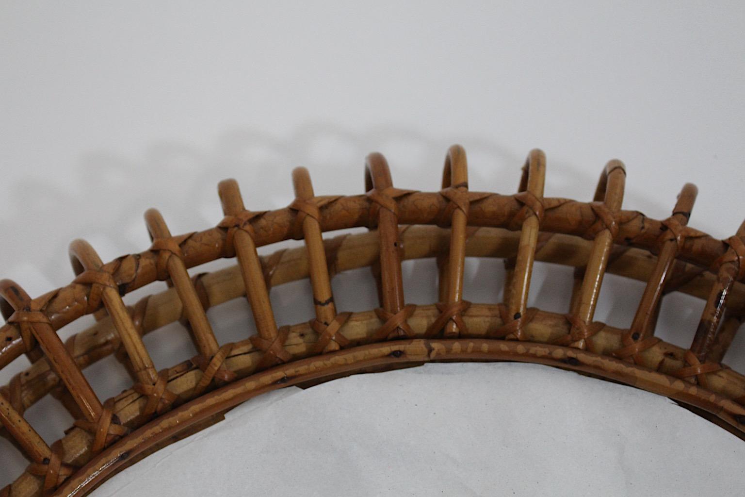 Rattan Specchio da parete circolare a raggiera organico vintage del Mid Century Modern 1960 Italia in vendita