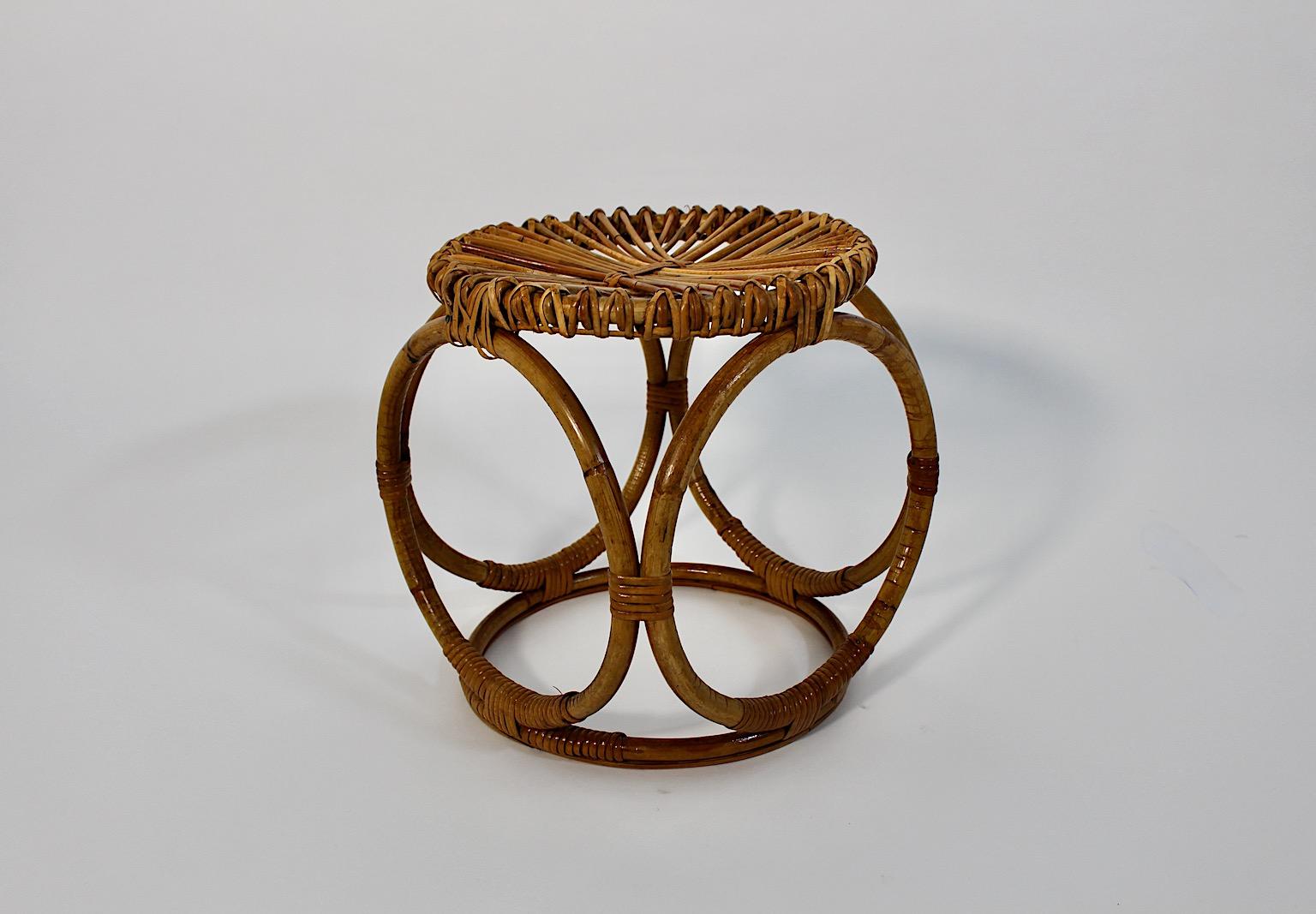 Mid-Century Modern Tabouret circulaire en rotin organique vintage des années 1950, Italie, The Moderns en vente