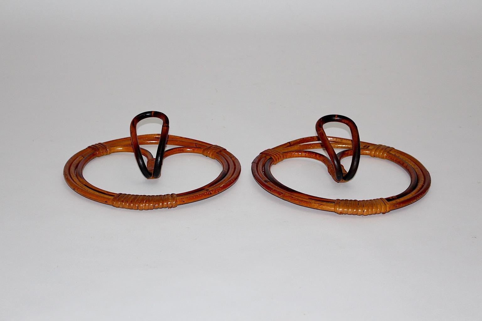 Mid Century Modern organic pair of vintage rattan coat hooks circular like in brown color Italy 1960s.
Stunning coat hooks from rattan each with one hook for coats or hats, works perfectly in your anteroom.
With its emphasis to sleek forms and