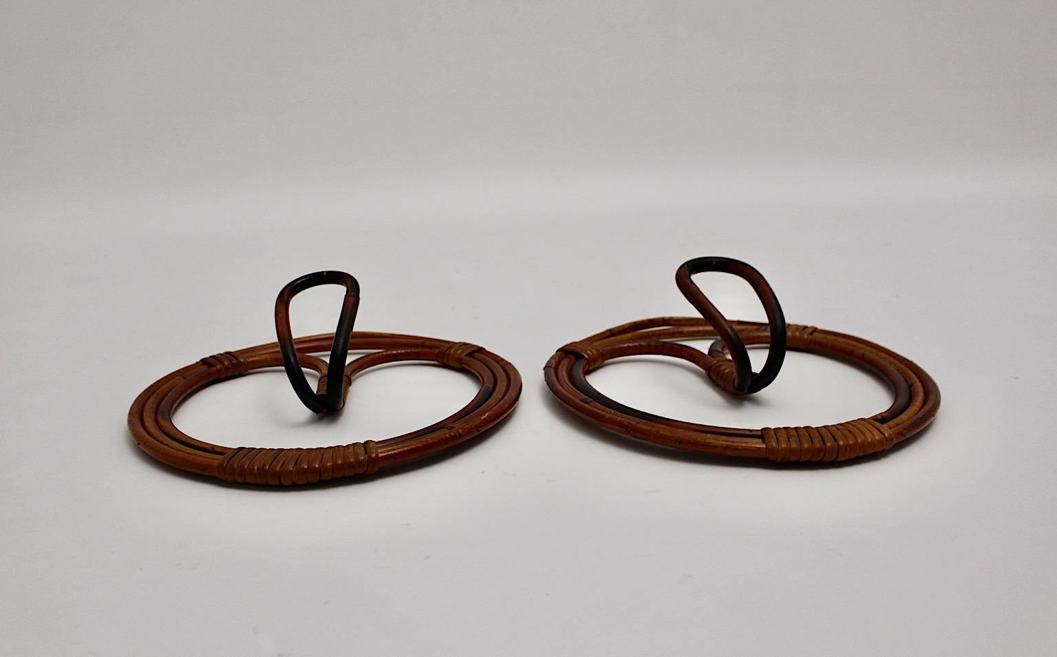 Mid Century Modern Organic Vintage Rattan Duo Rattan Hooks Circular 1960s Italy In Good Condition For Sale In Vienna, AT