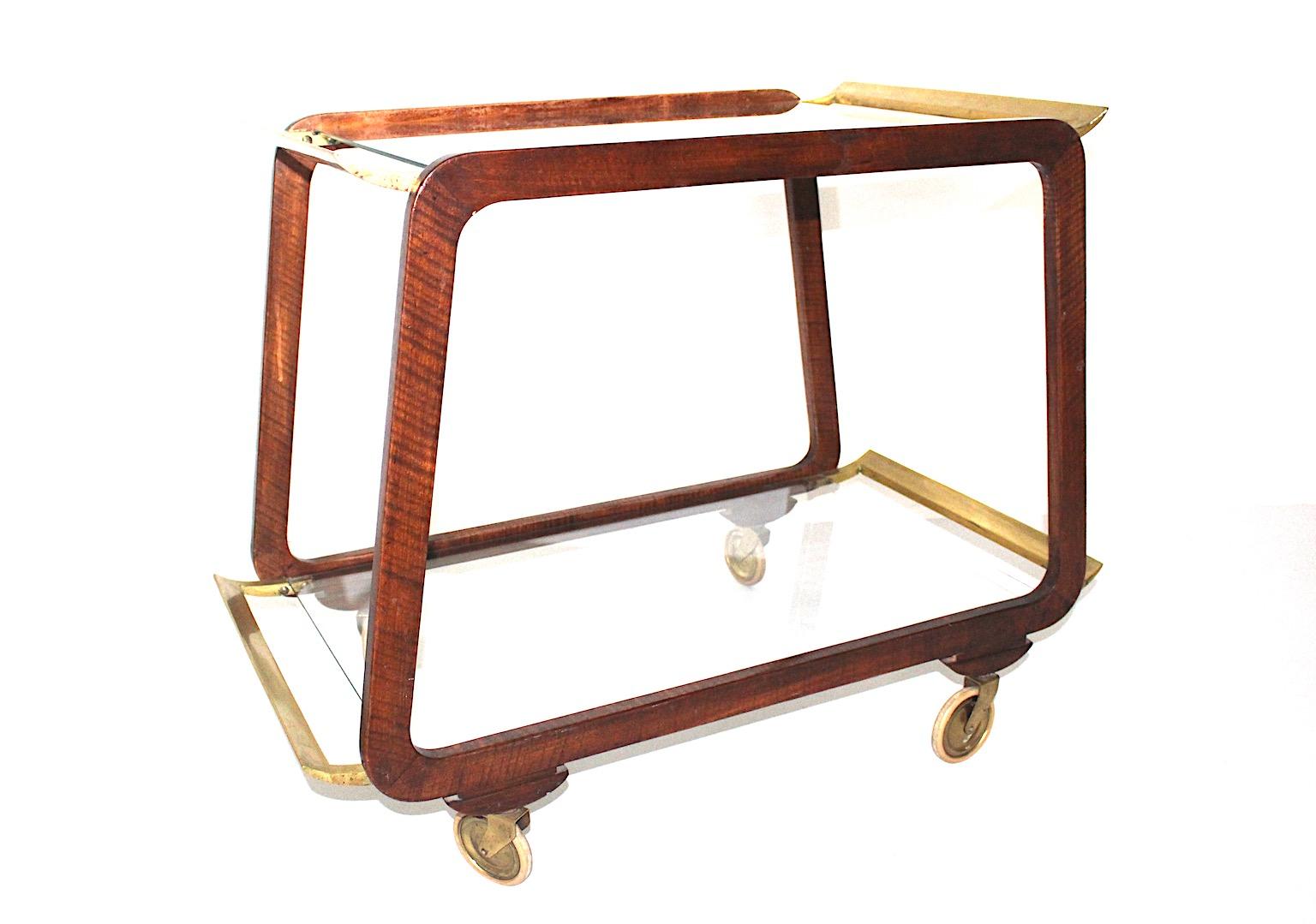 Mid-Century Modern Chariot de bar vintage organique en noyer et laiton Vienne Autriche, années 1950 The Moderns en vente
