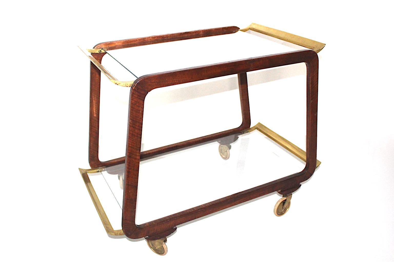 Autrichien Chariot de bar vintage organique en noyer et laiton Vienne Autriche, années 1950 The Moderns en vente