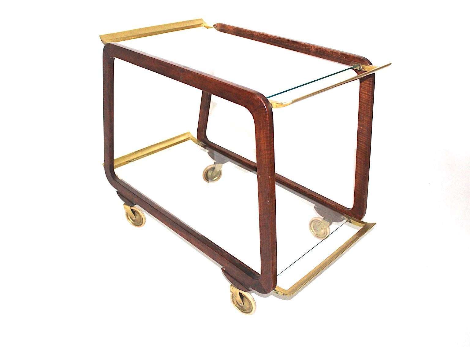 Chariot de bar vintage organique en noyer et laiton Vienne Autriche, années 1950 The Moderns Bon état - En vente à Vienna, AT