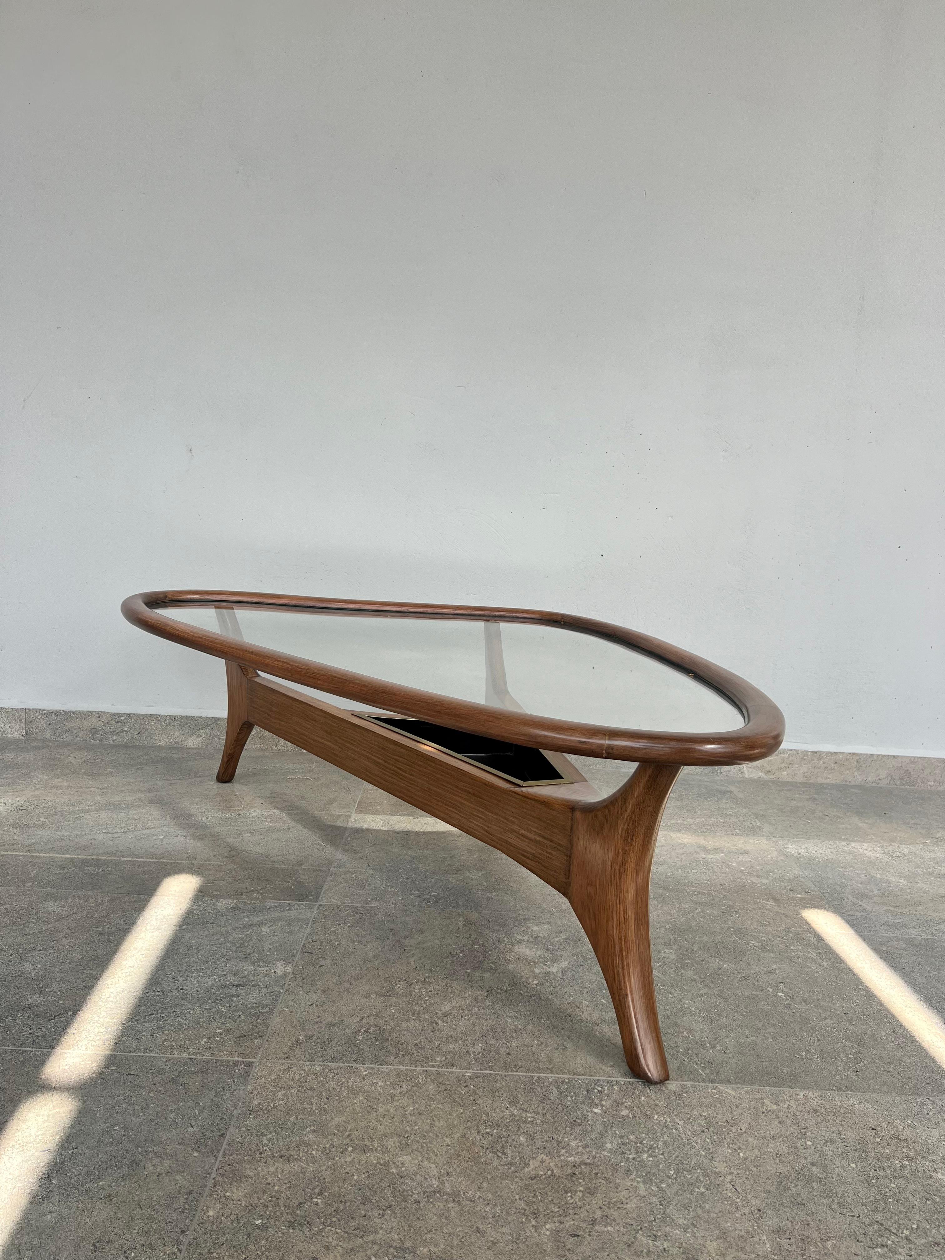 Unkonventionelles geometrisches Design mit einem organischen Twist, mit einer einzigartigen Glasabdeckung mit Holzakzent und einem dreibeinigen Sockel, wobei das ungewöhnliche Design in jedem Moment die Ästhetik in den Vordergrund stellt. In der