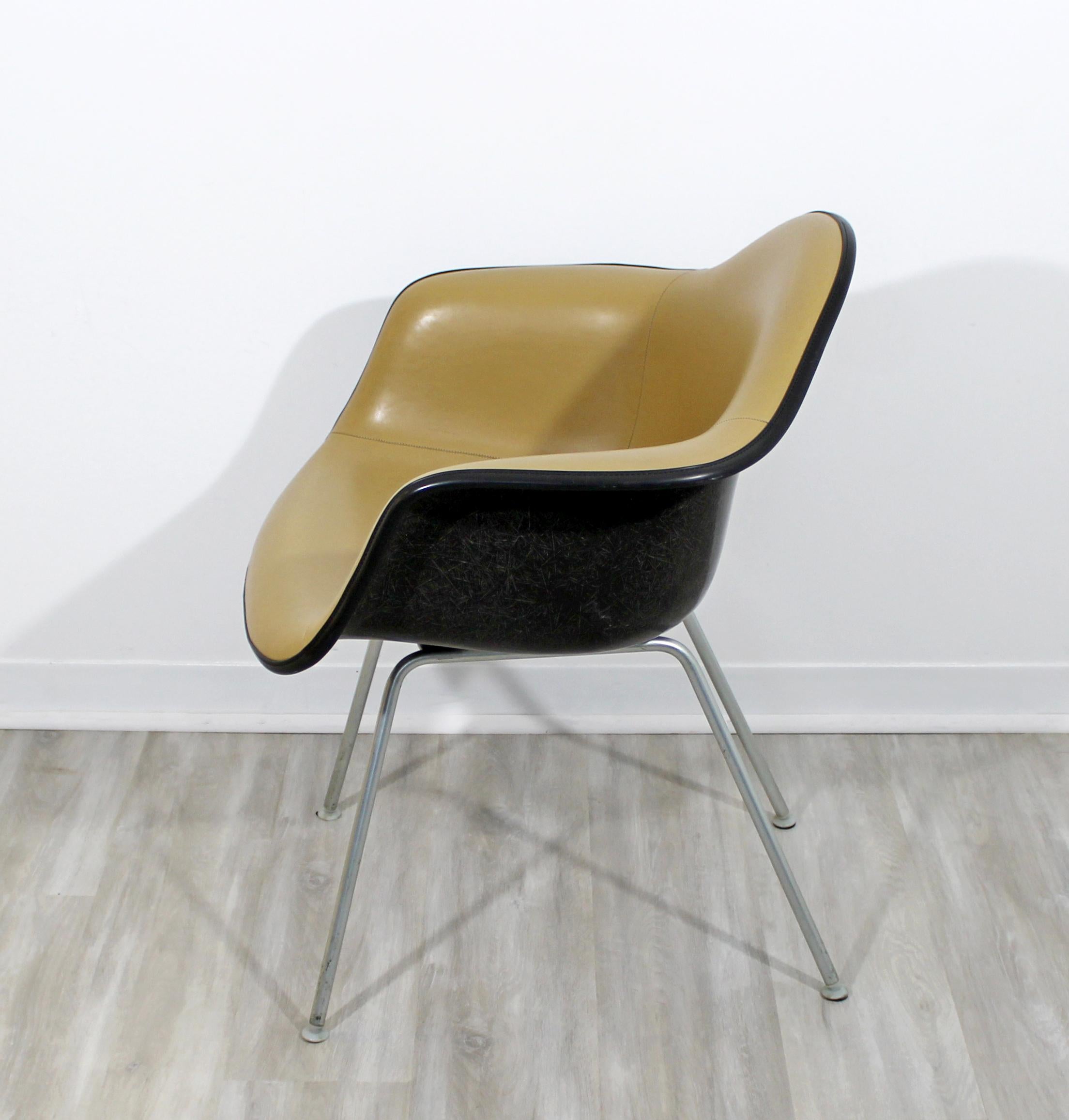 Mid-Century Modern Original Eames Herman Miller Naugahyde Shell Armchair 1960s In Good Condition In Keego Harbor, MI