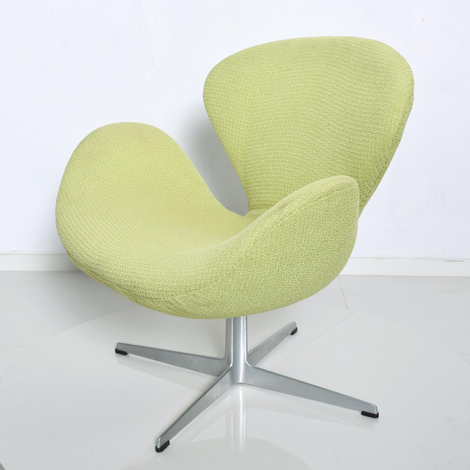 Scandinavian Modern Mid Century Modern Original Iconic Swan Chairs Arne Jacobsen for Fritz Hansen