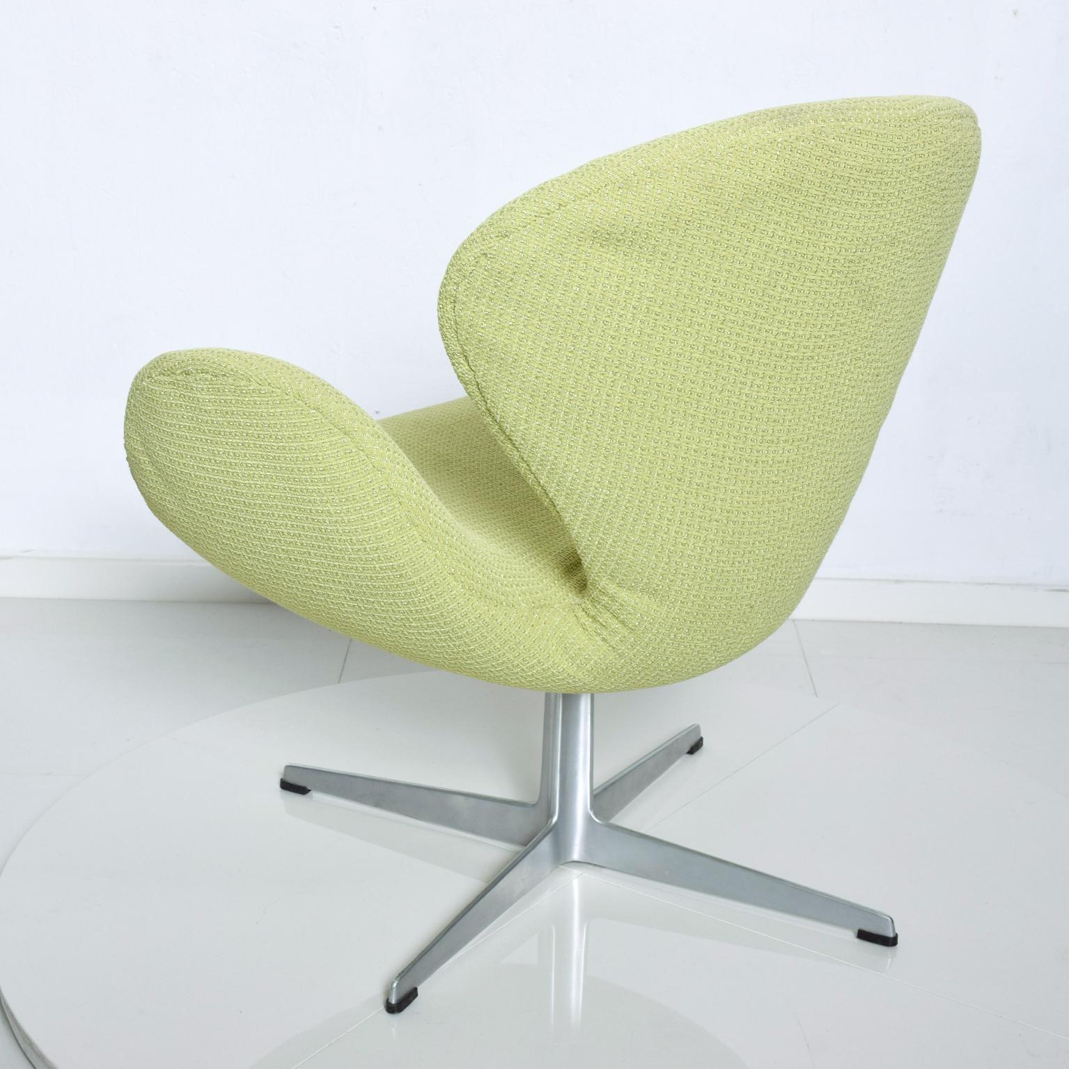Mid-20th Century Mid Century Modern Original Iconic Swan Chairs Arne Jacobsen for Fritz Hansen