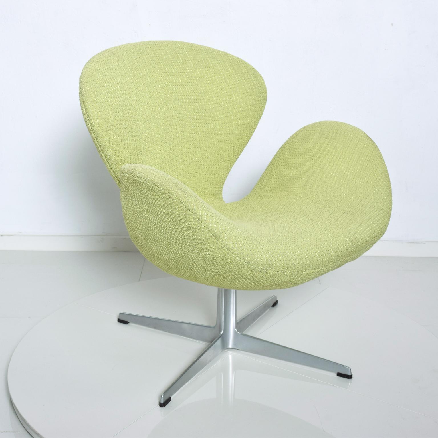 Mid Century Modern Original Iconic Swan Chairs Arne Jacobsen for Fritz Hansen 2