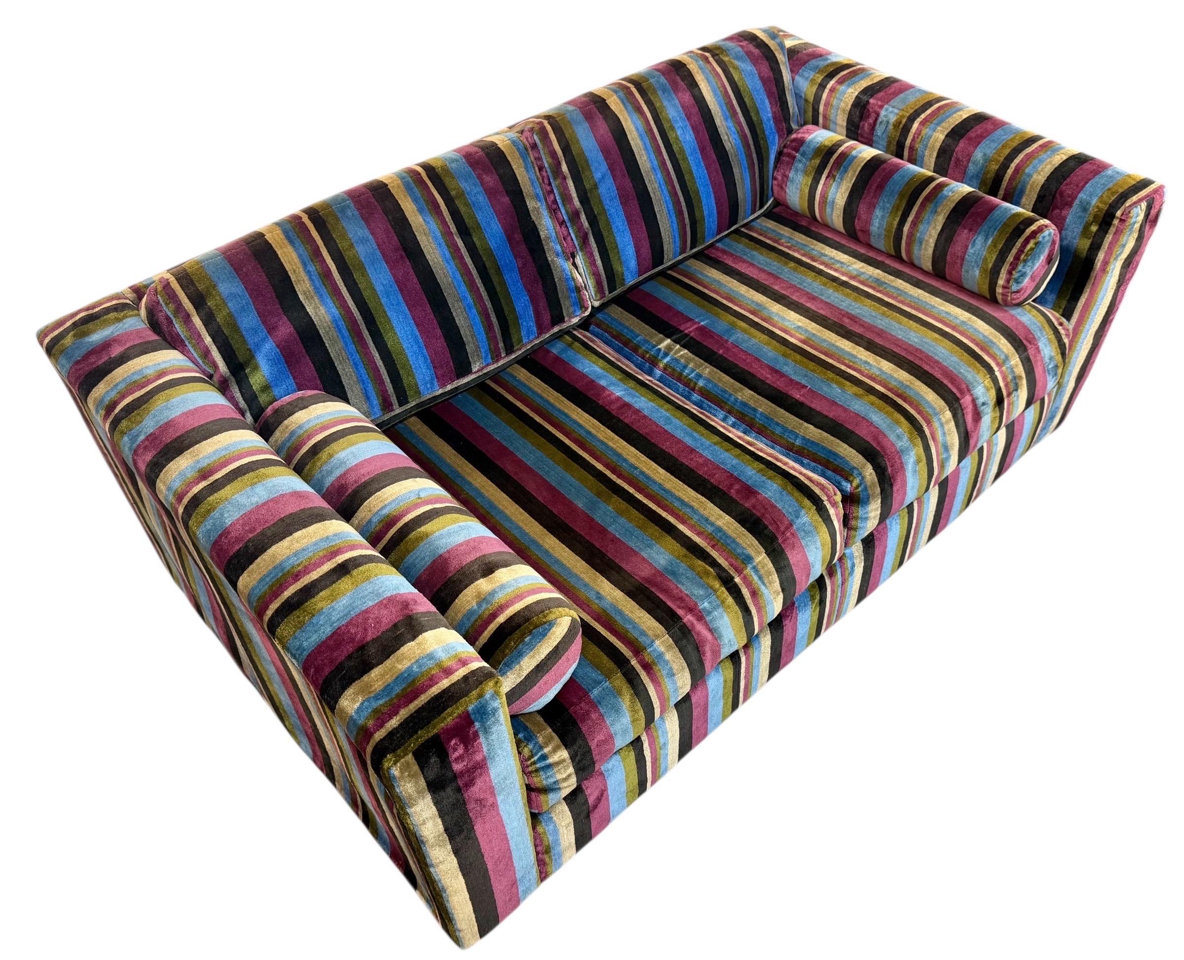Este anuncio es para un Loveseat tapizado a rayas original de mediados de siglo. Con un diseño de líneas rectas, tapicería original a rayas, cojines extraíbles, patas traseras de madera y ruedas delanteras. ¡Es una combinación excepcional de calidad