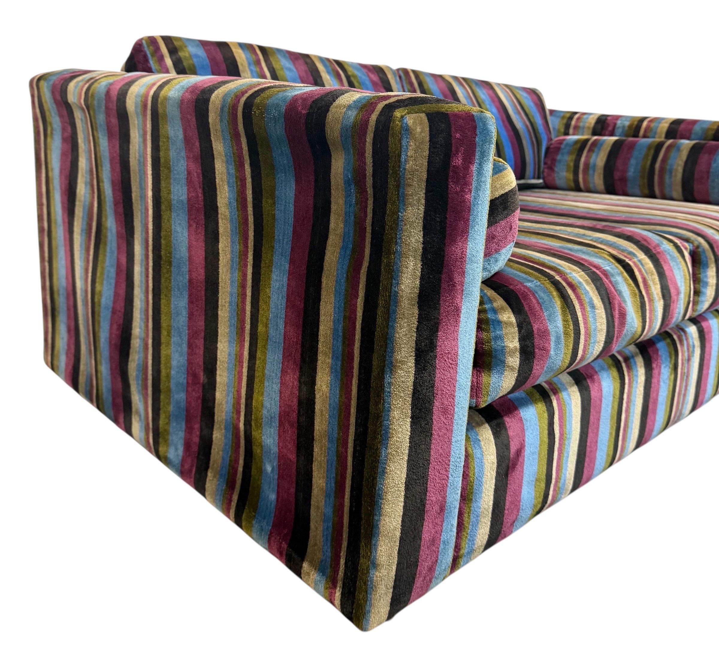 Loveseat tapizado de rayas original moderno de mediados de siglo Estadounidense en venta