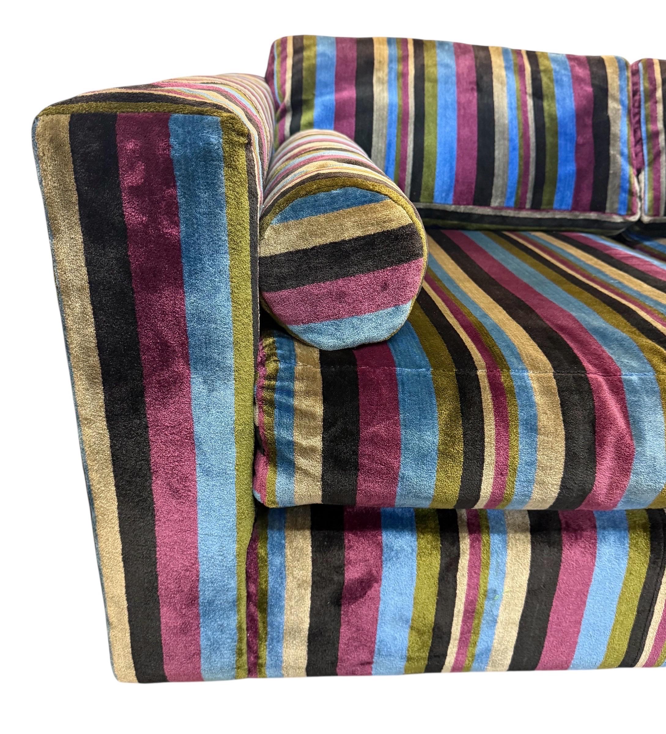 Loveseat tapizado de rayas original moderno de mediados de siglo siglo XX en venta