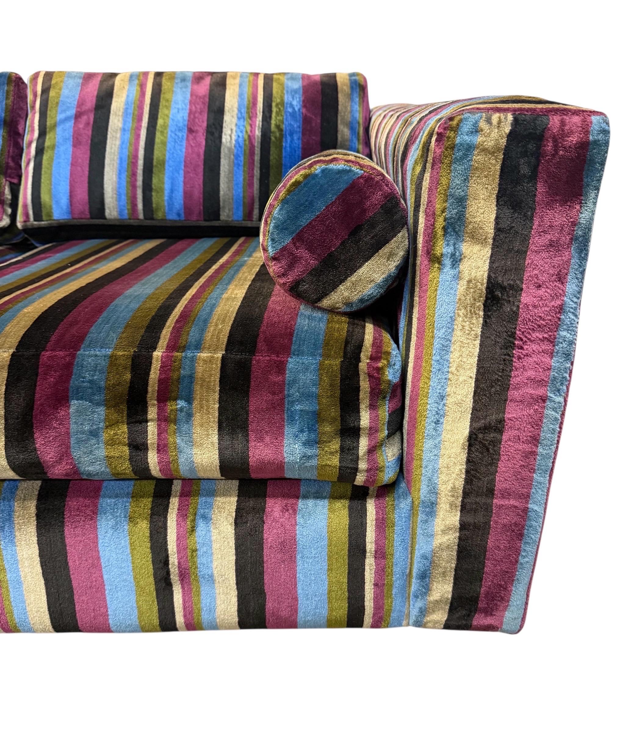 Loveseat tapizado de rayas original moderno de mediados de siglo Tapicería en venta