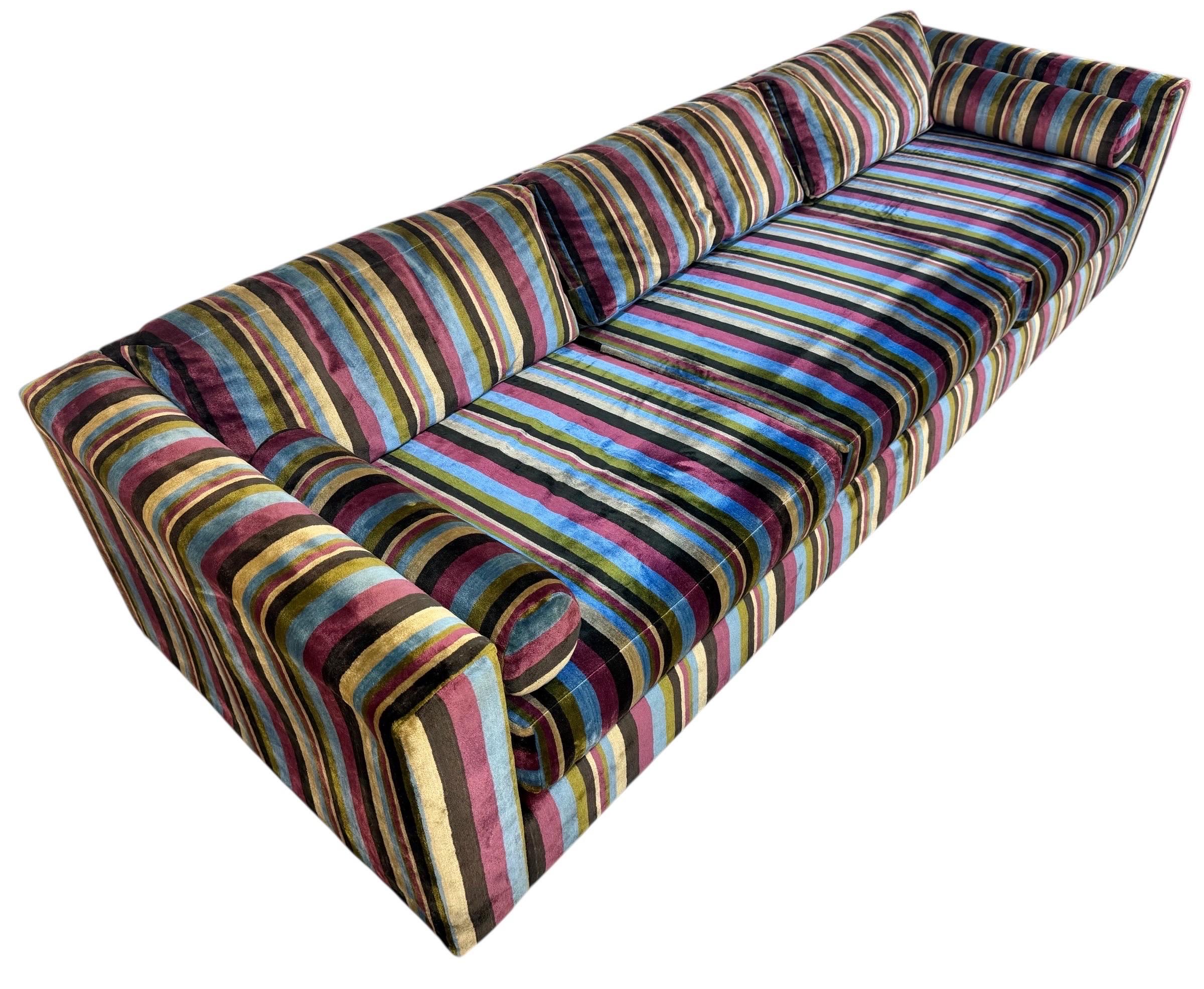 Este anuncio es para un Sofá tapizado a rayas original de mediados de siglo. Con un diseño de líneas rectas, tapicería original a rayas, cojines extraíbles, patas traseras de madera y ruedas delanteras. ¡Es una combinación excepcional de calidad y