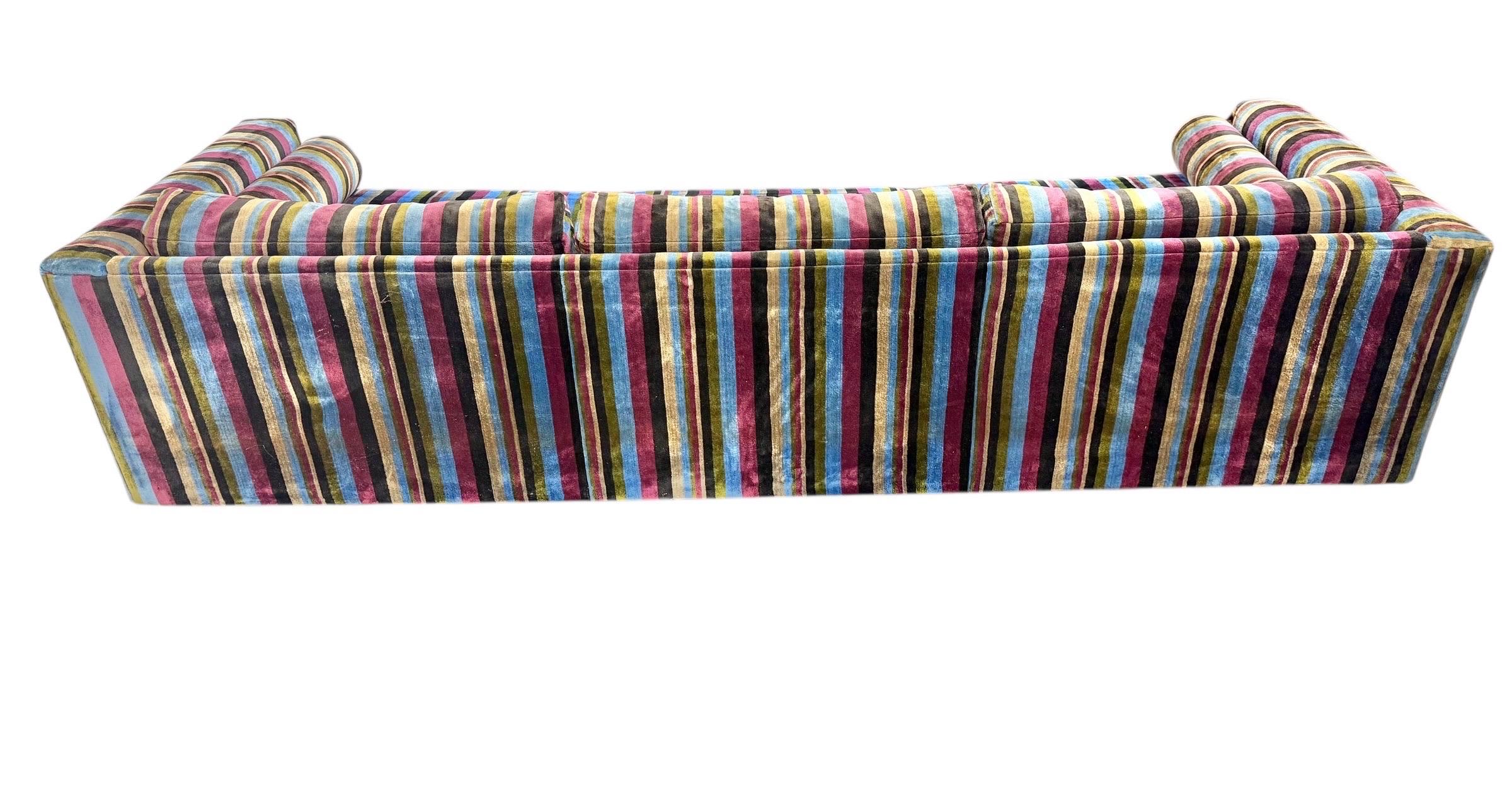 Sofá tapizado a rayas original moderno de mediados de siglo en venta 1