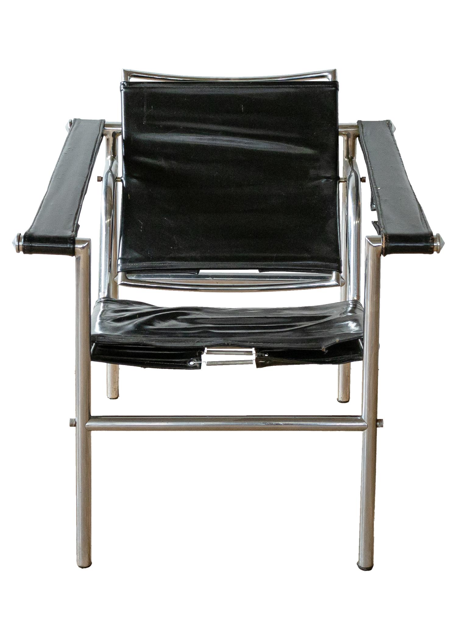 Un fauteuil Le Corbusier vintage original. Cette chaise Le Corbusier d'époque a un design intemporel et une belle silhouette. Bien que cette chaise soit en bon état vintage, elle montre sa patine dans le cuir sur les bras et l'assise de la chaise.
