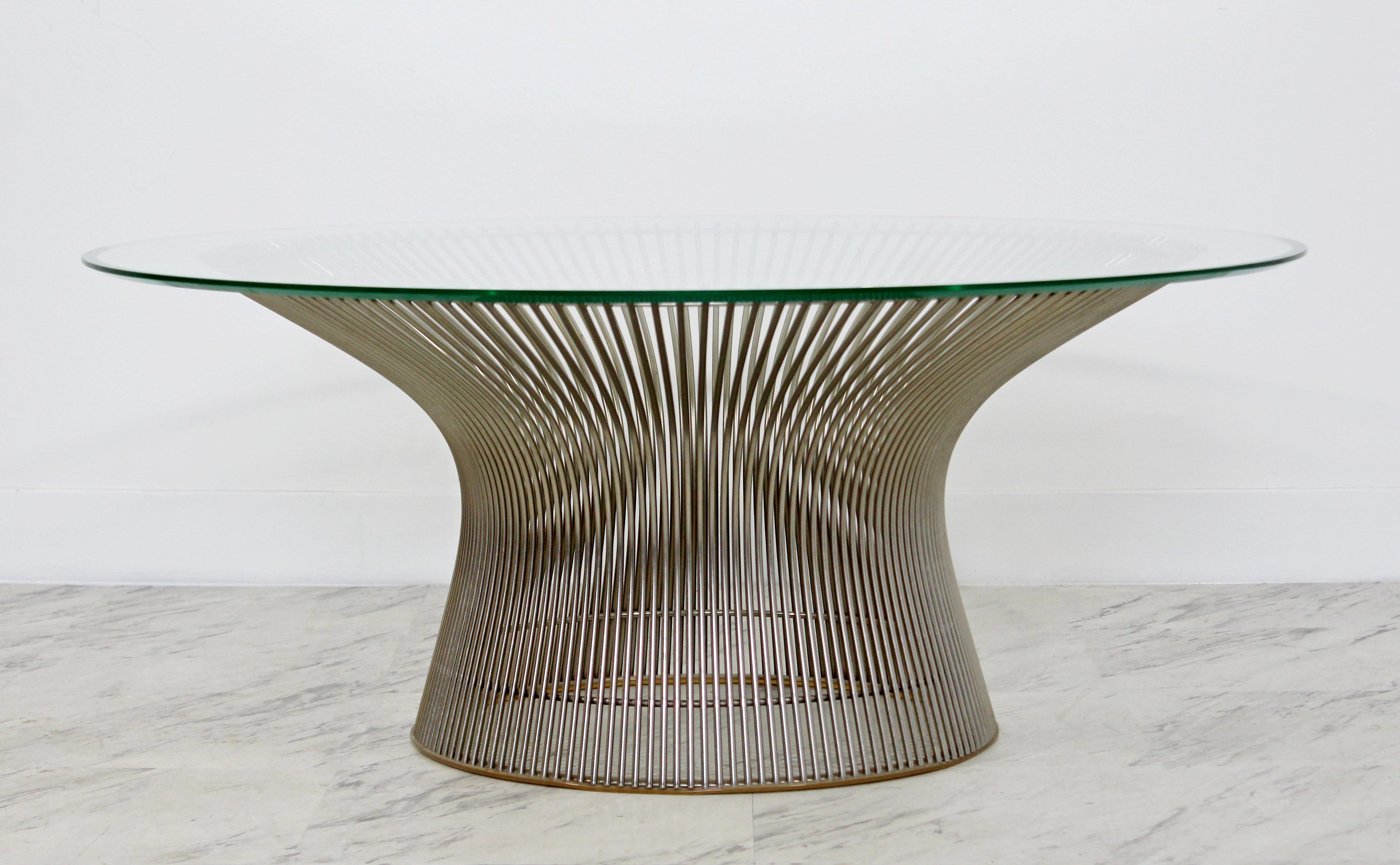 For your consideration is an original, steel wire coffee or cocktail table, with a round glass top, by Warren Platner for Knoll, circa 1966. In very good condition, with some minor scratches to the glass. The dimensions are 36