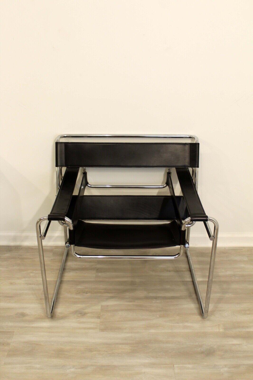 We present an authentic authorized reproduction of the classic wassily chair. In excellent condition. Dimensions: 30.5