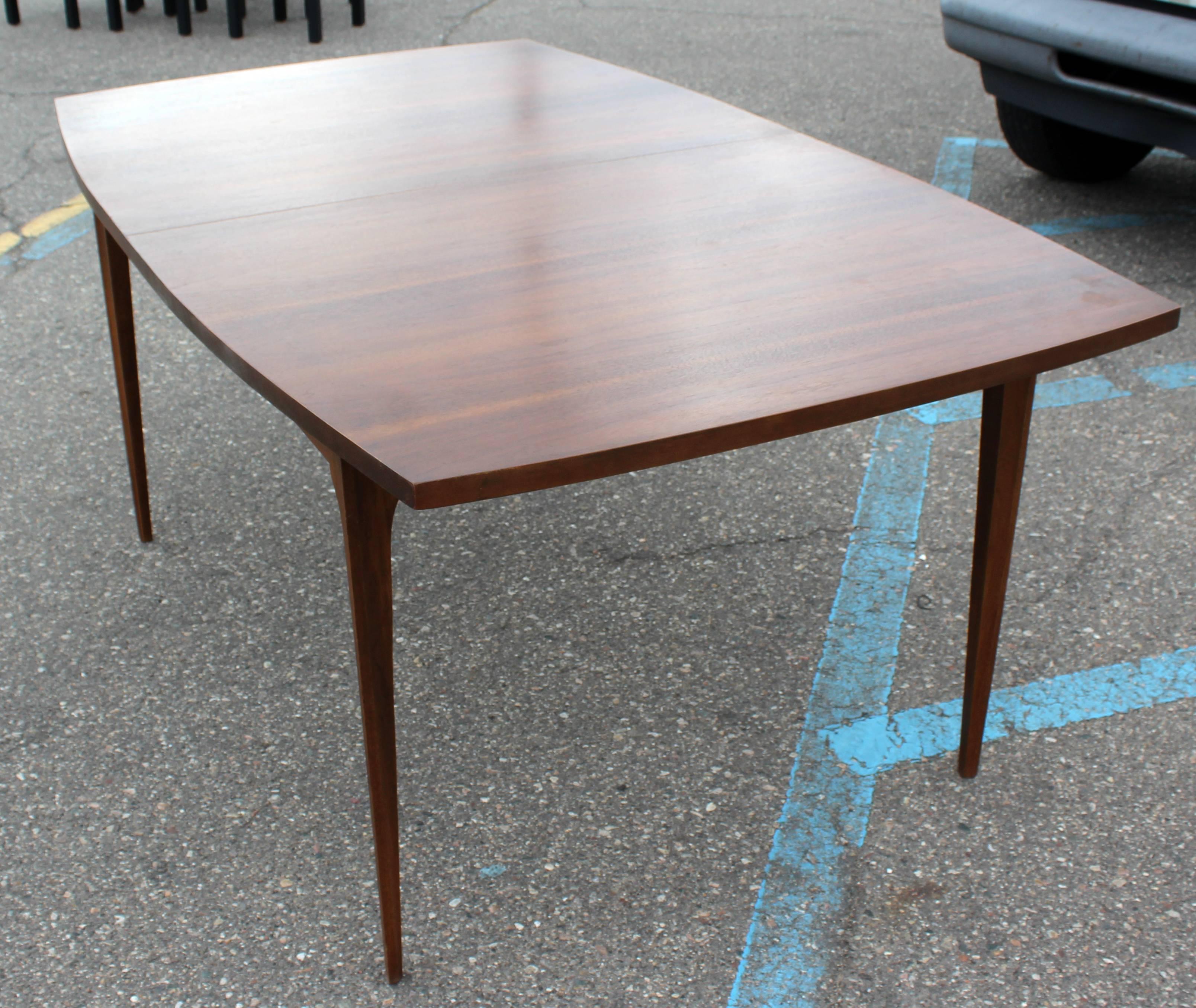 For your consideration is a wonderful dining table, by Oscar Niemeyer for Broyhill Brasilia, circa the 1960s. In excellent condition. The dimensions are 66