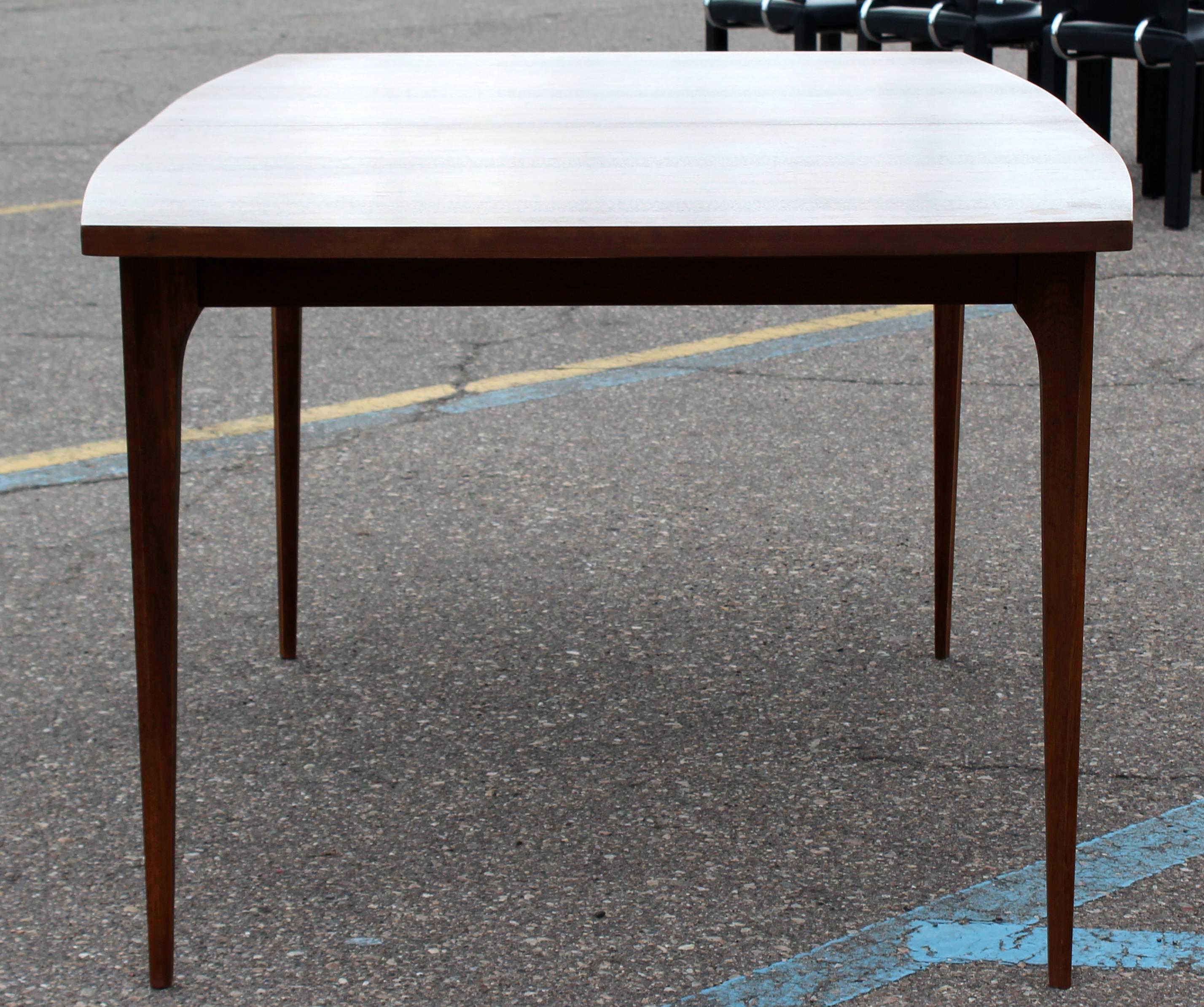 Mid-Century Modern Table de salle à manger Brasilia moderne du milieu du siècle Oscar Niemeyer pour Broyhill:: années 1960
