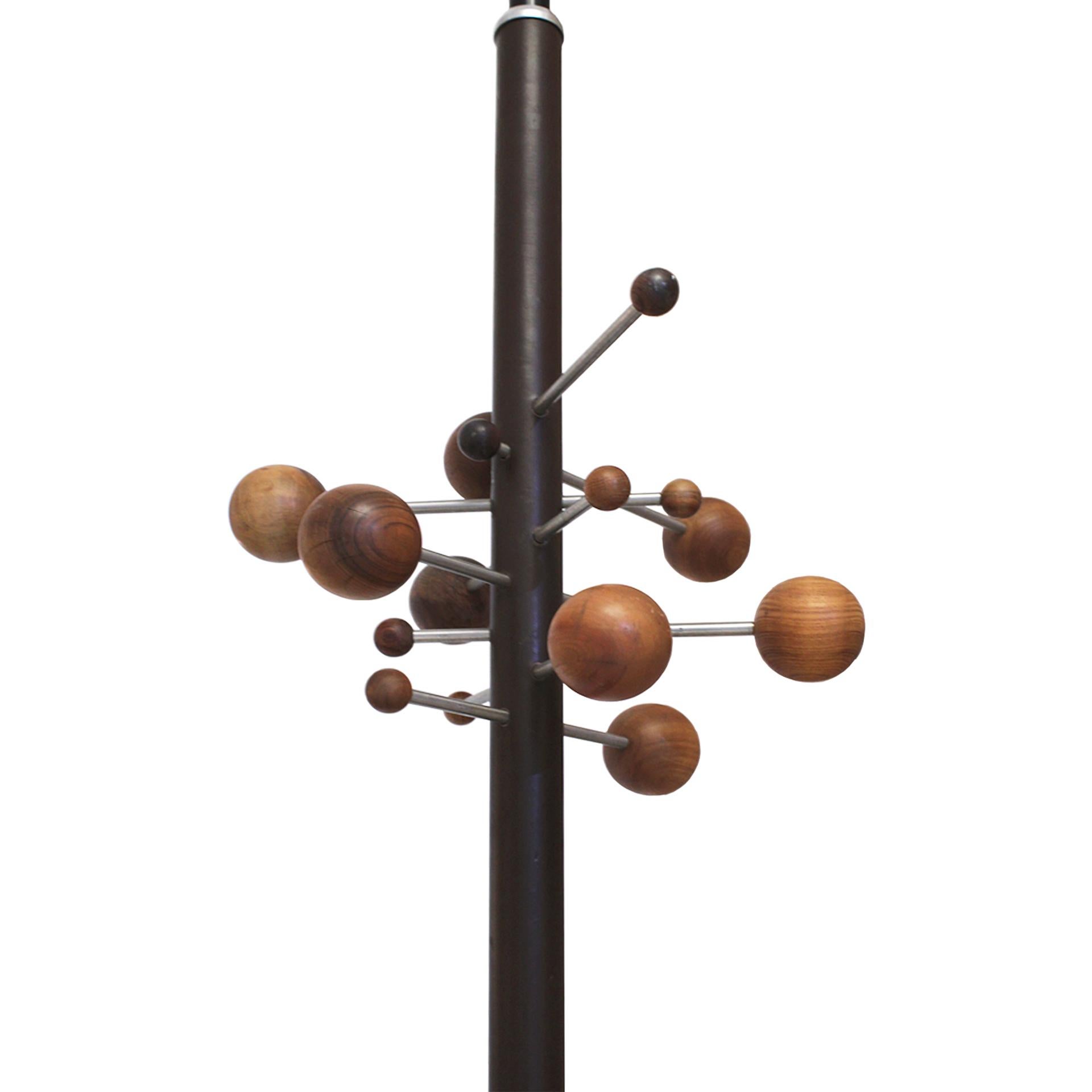 Appendiabiti modello AT 16 disegnato da Osvaldo Borsani per Tecno. Struttura composta da due pezzi, uno fisso in metallo rivestito in pelle naturale e lo stelo telescopico in metallo laccato nero. Appendini sferici in Wood.

Progettato dal famoso