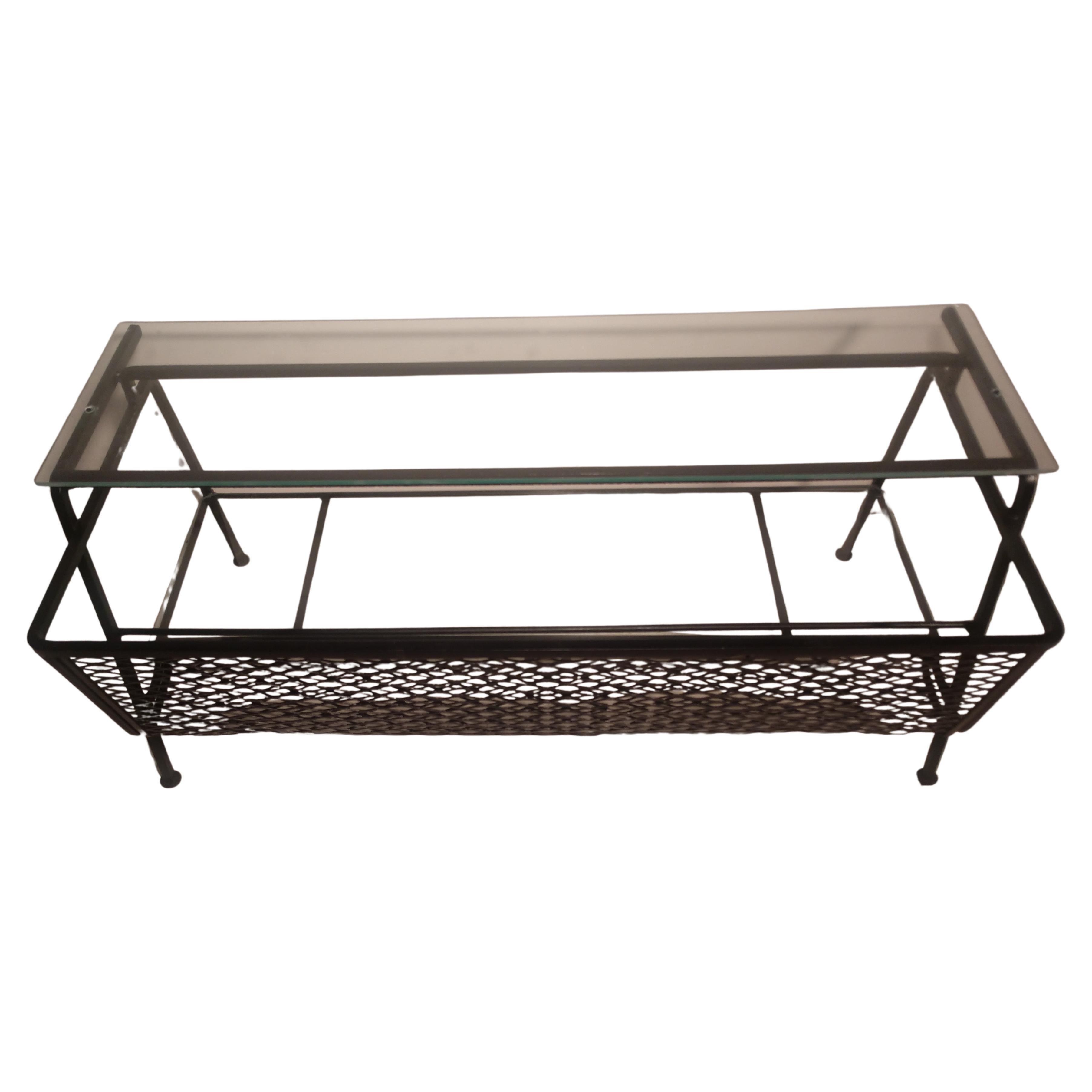Fabuloso y raro diseño de mesa de cóctel de Maurizio Tempestini para John Salterini con cesta revistero incorporada. Dos estantes de cristal.