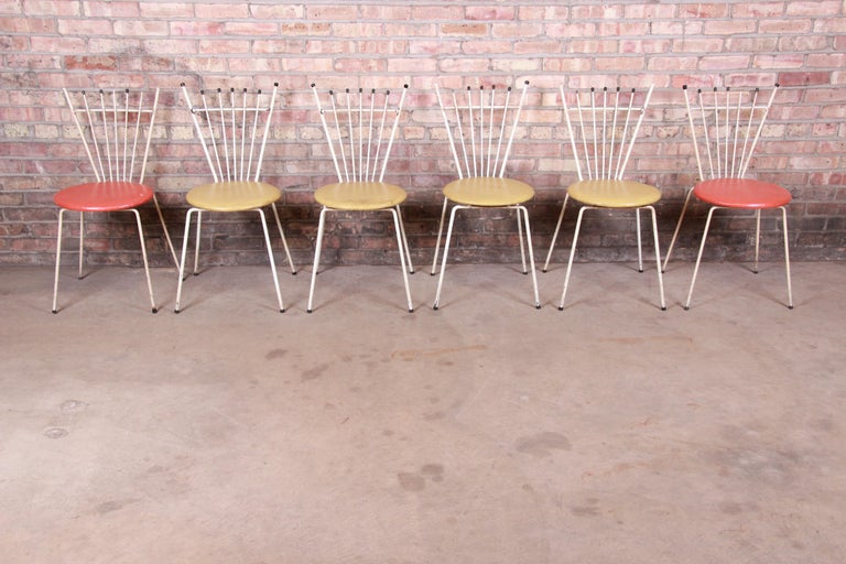 A unique set of six Mid-Century Modern outdoor dining chairs

By Reilly-Wolff

USA, 1950s

Painted iron frames, with vinyl seats.

Measures: 16