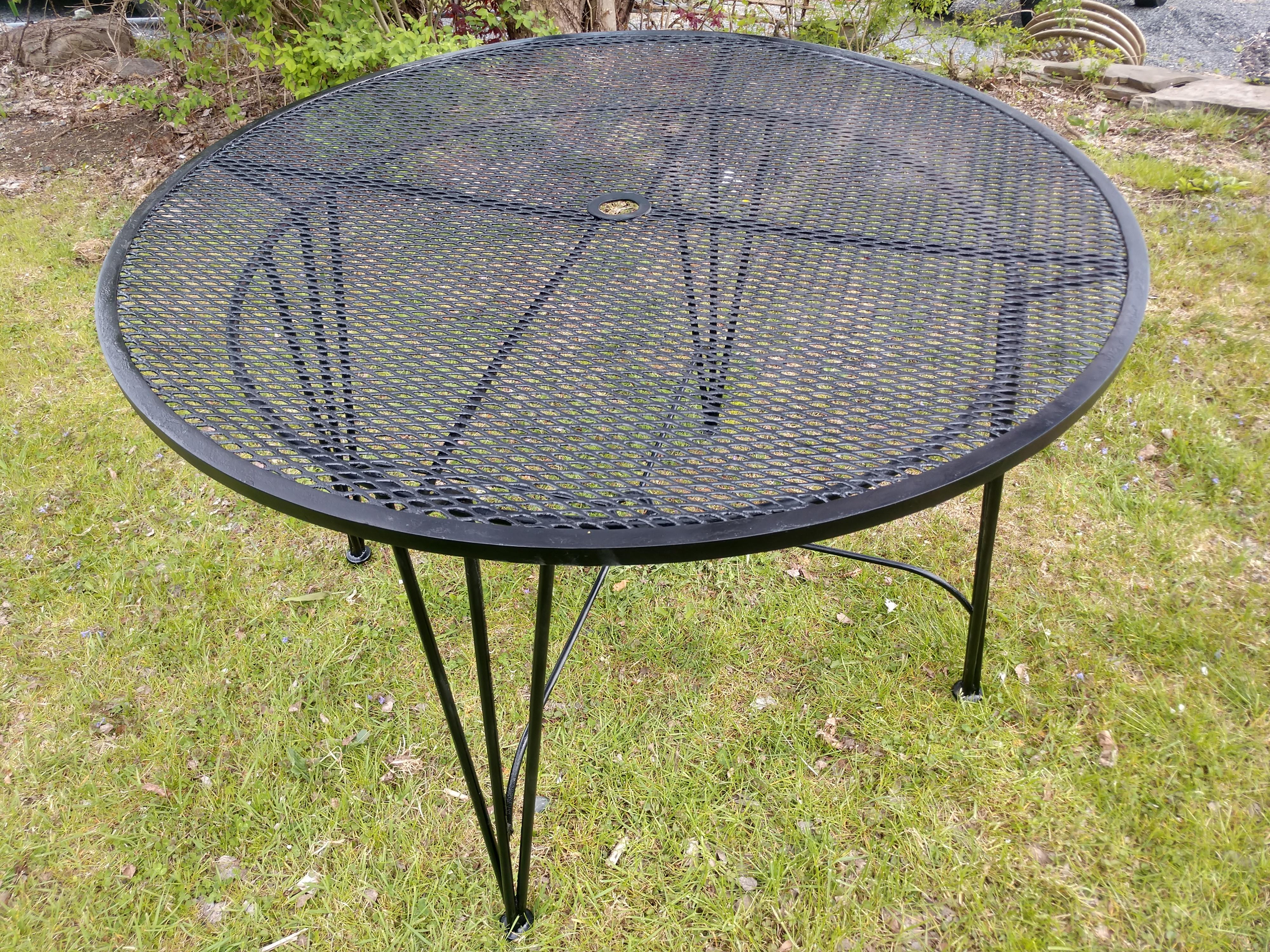 Mid-Century Modern Round Mesh Top Outdoor Dining Table by John Salterini In Good Condition For Sale In Port Jervis, NY